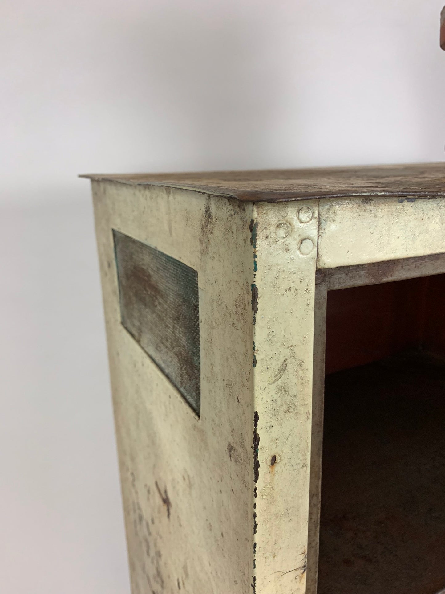 Schöner alter Fliegenschrank mit Beinen