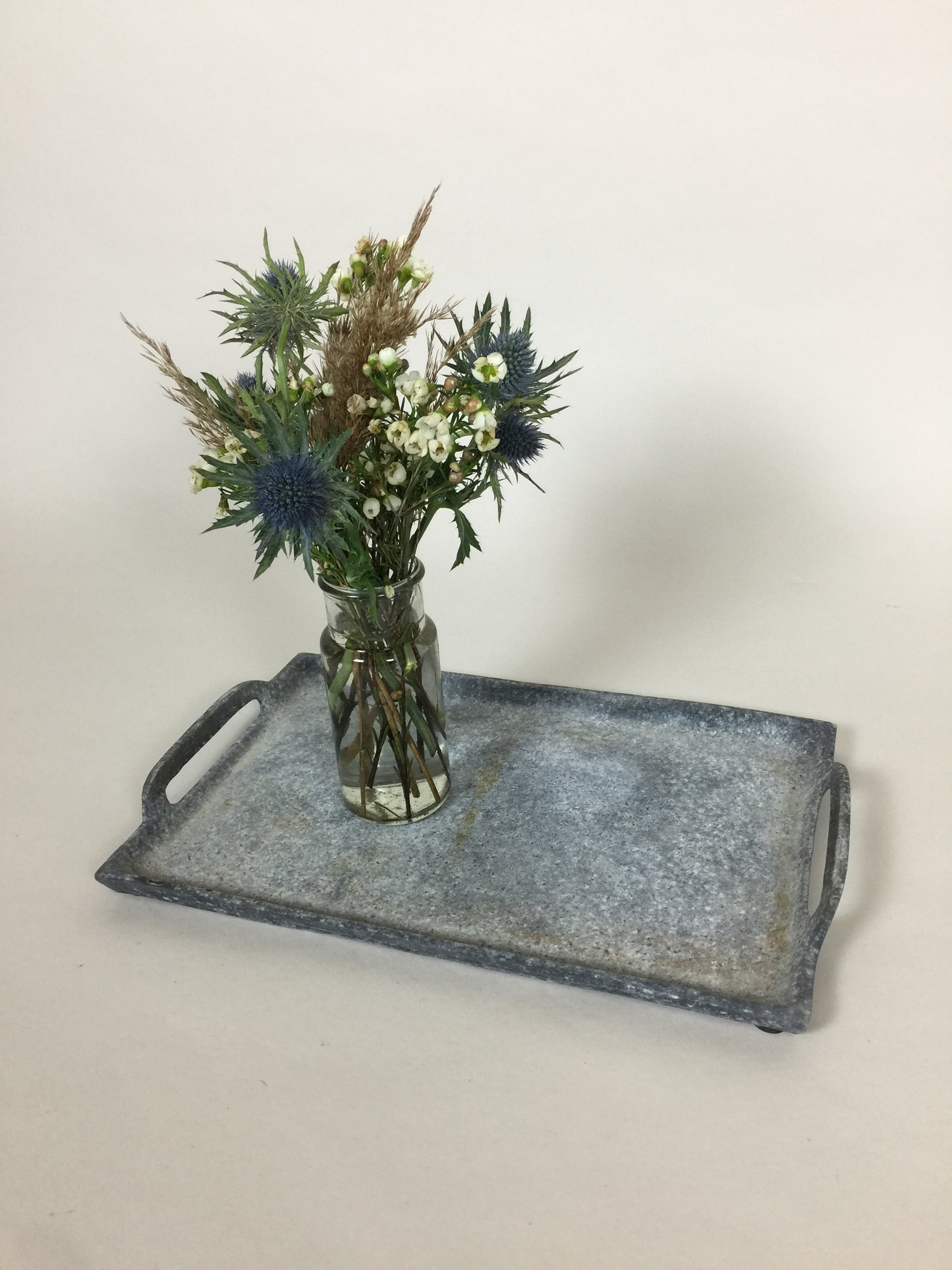 Rohes Metalltablett mit Patina