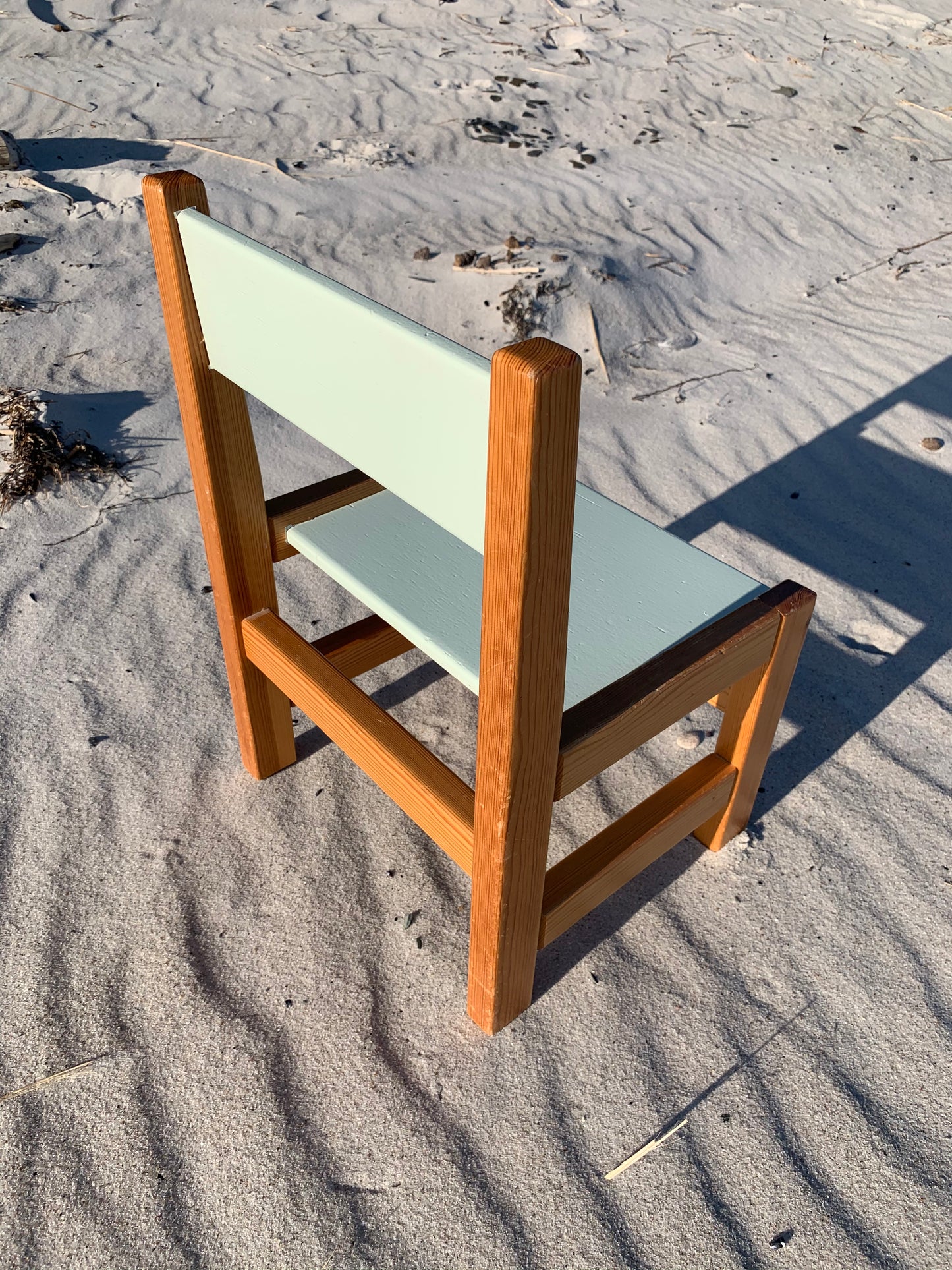 Kinderstuhl aus Holz mit grüner Sitzfläche und Rückenlehne