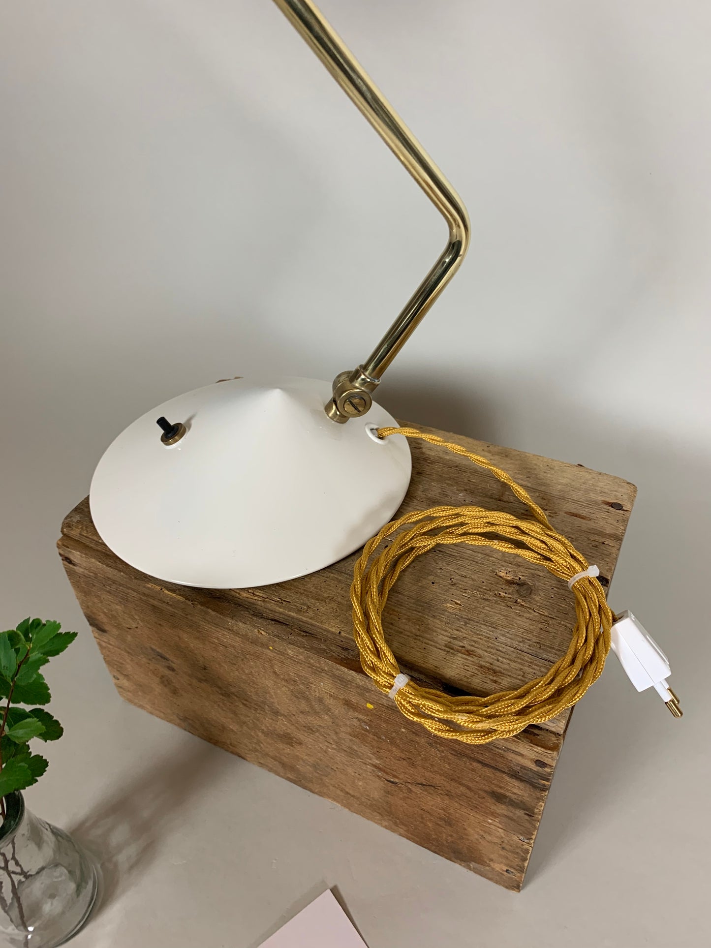 Hala Tischlampe - Weiß und Messing