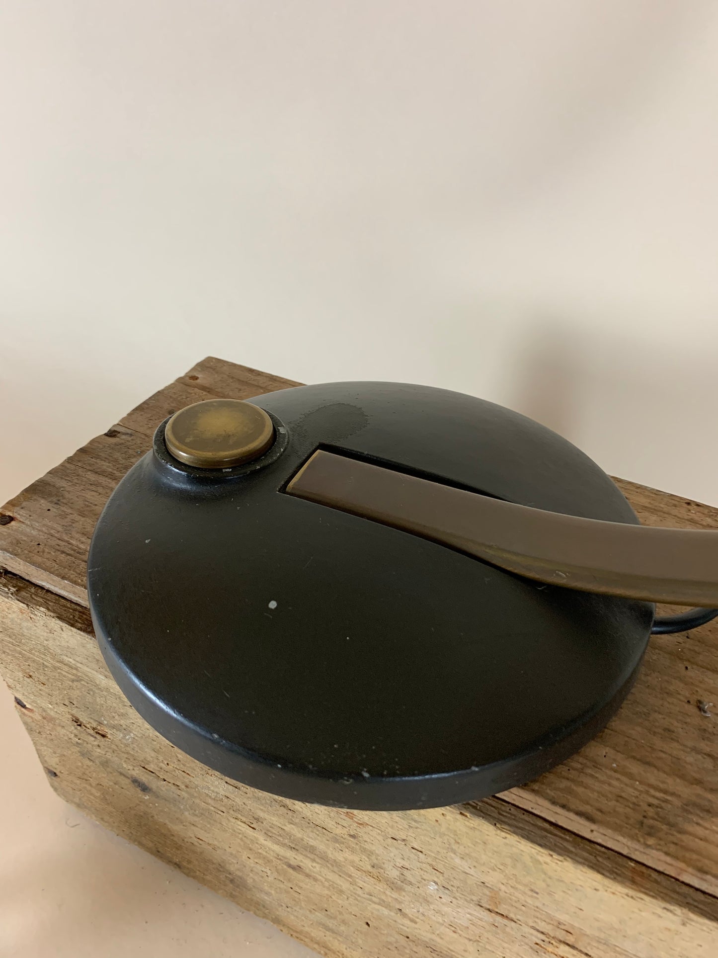 Egon Hillebrand Messinglampe mit schwarzem Fuß