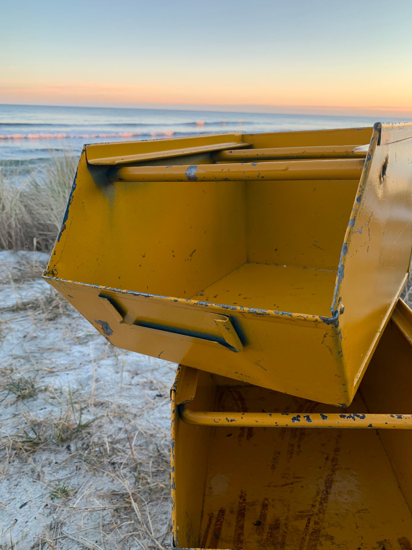 Gelbe stapelbare Metallbox