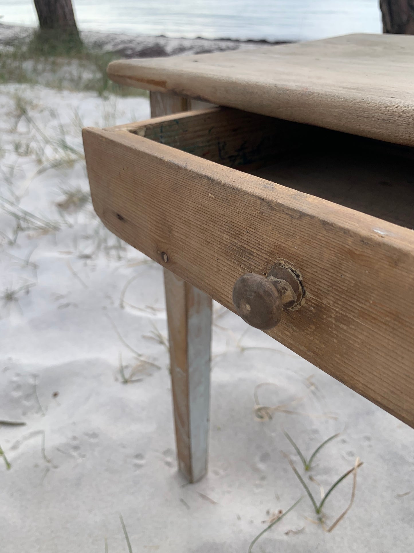 Französischer Kindertisch mit Schublade
