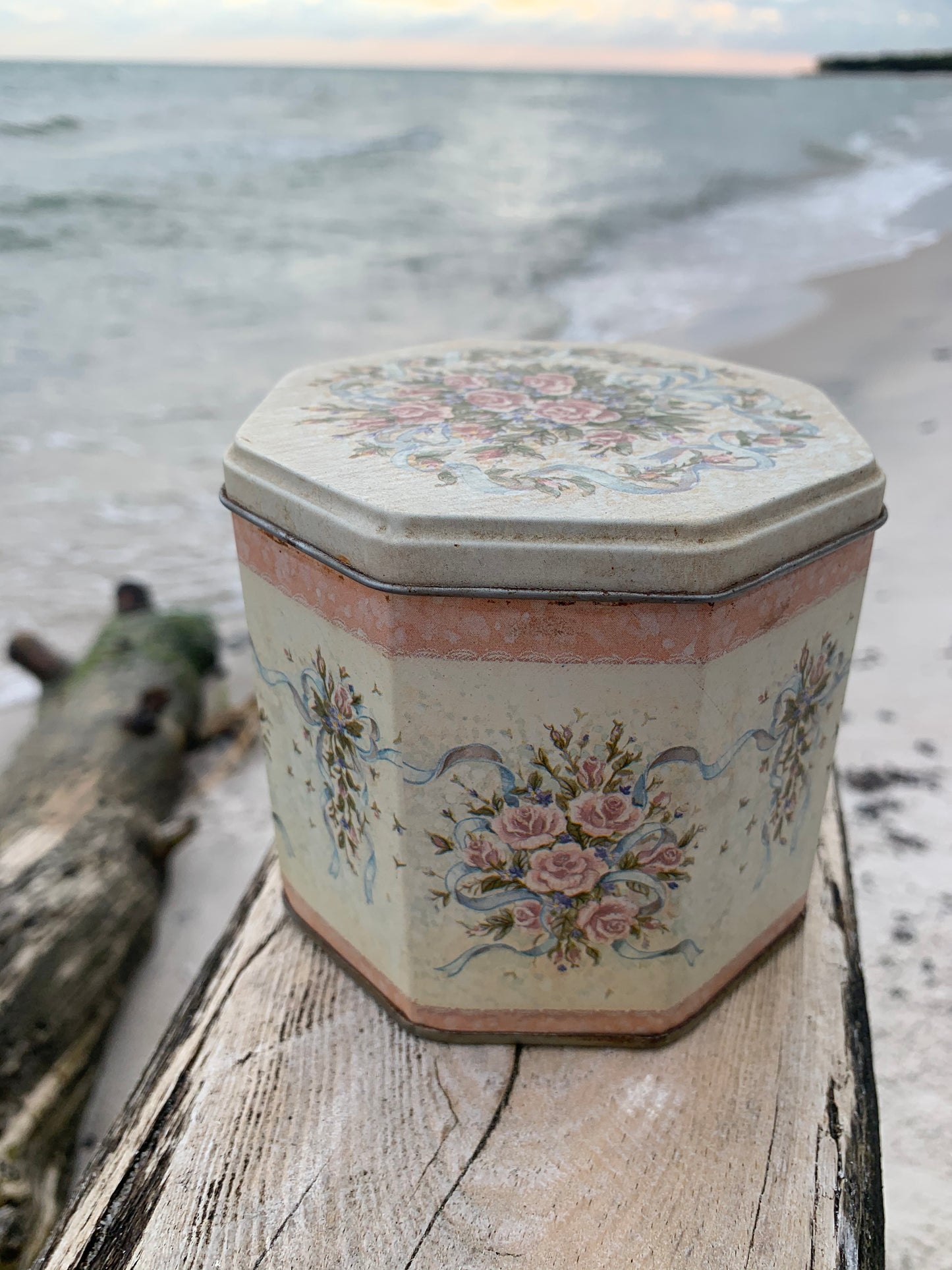 Eckige Dose mit floralen Motiven