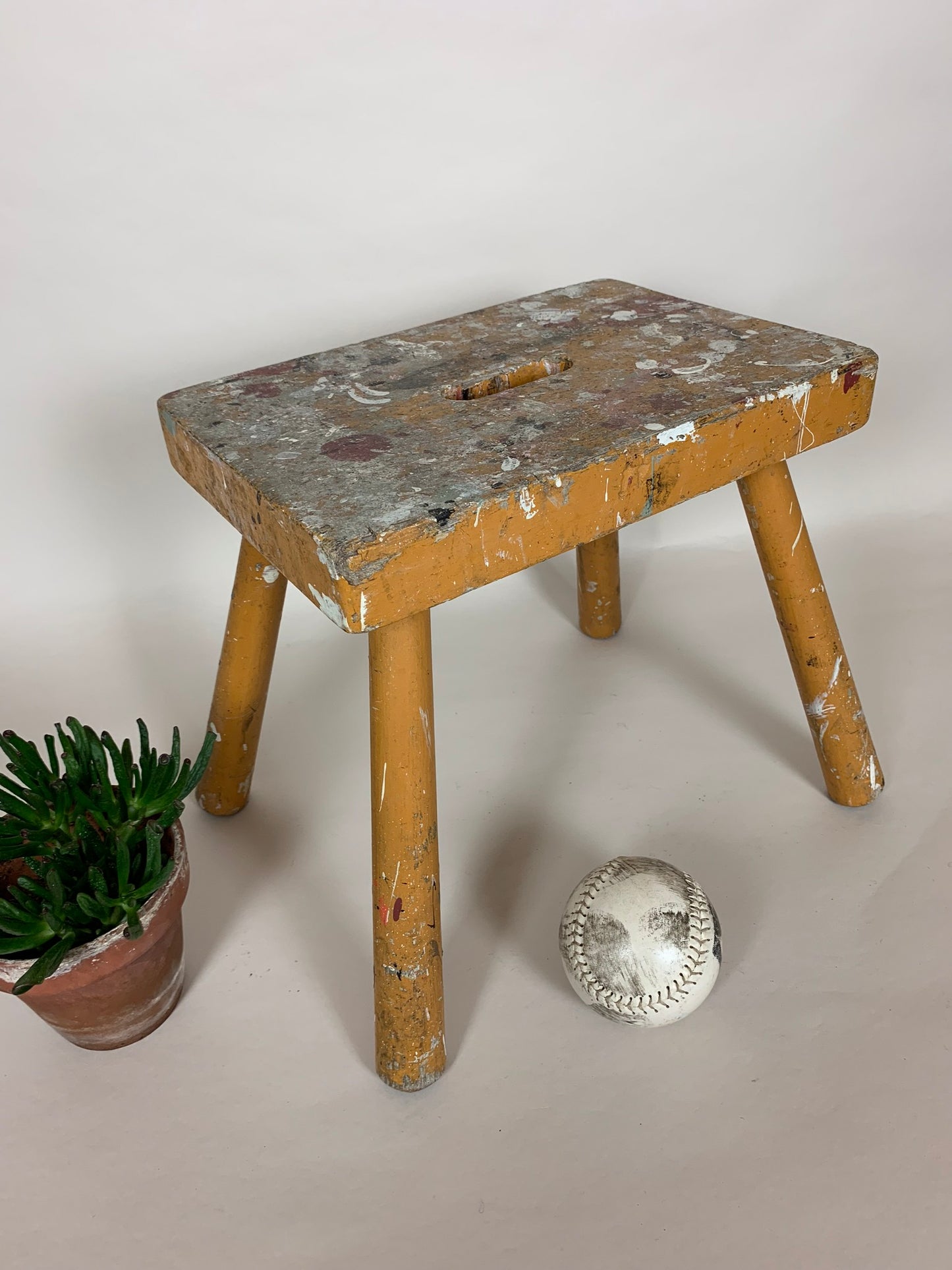 Hocker mit viel Patina