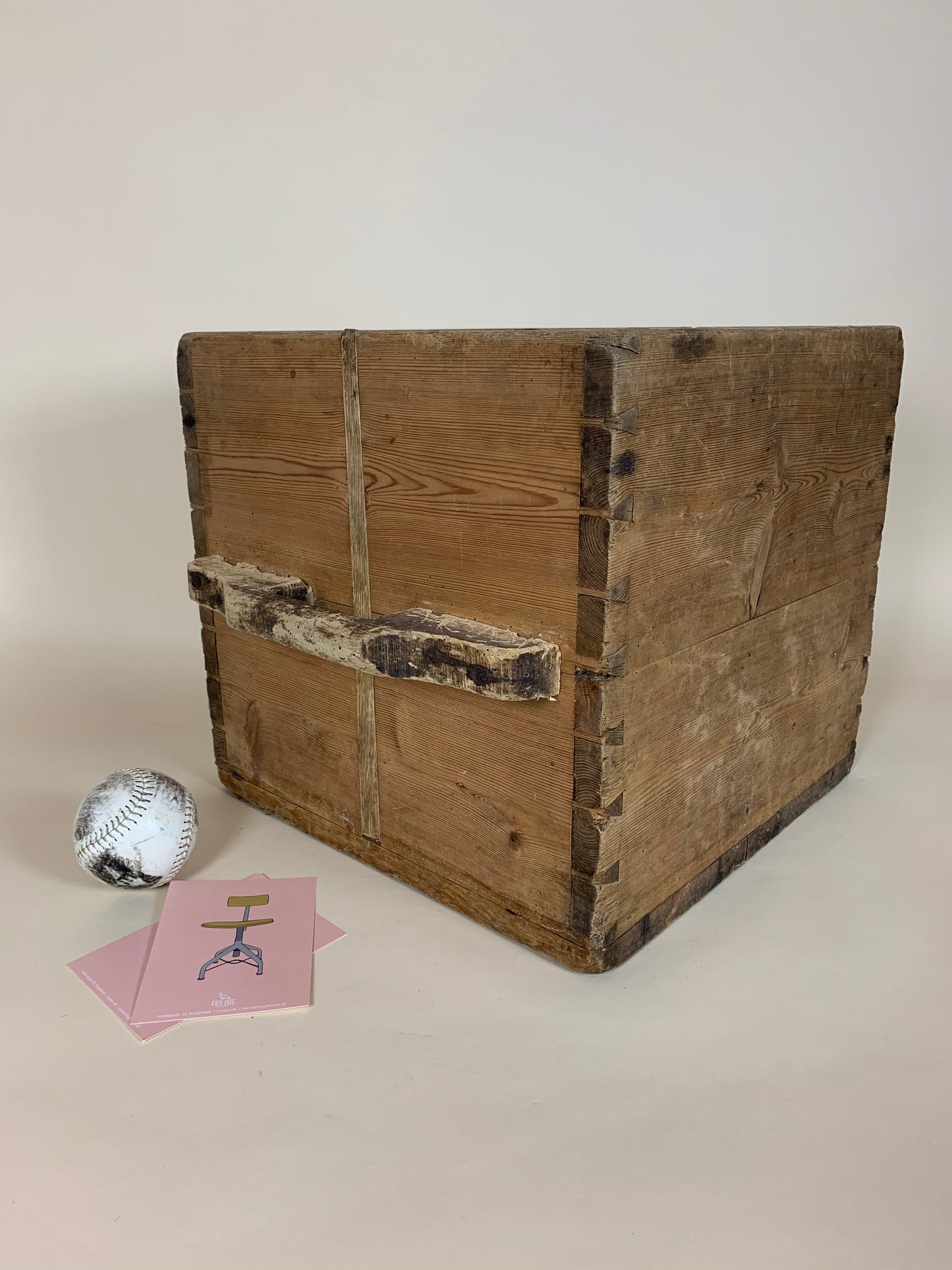 Schöne Holzkiste mit zwei Henkeln aus Bäckerei