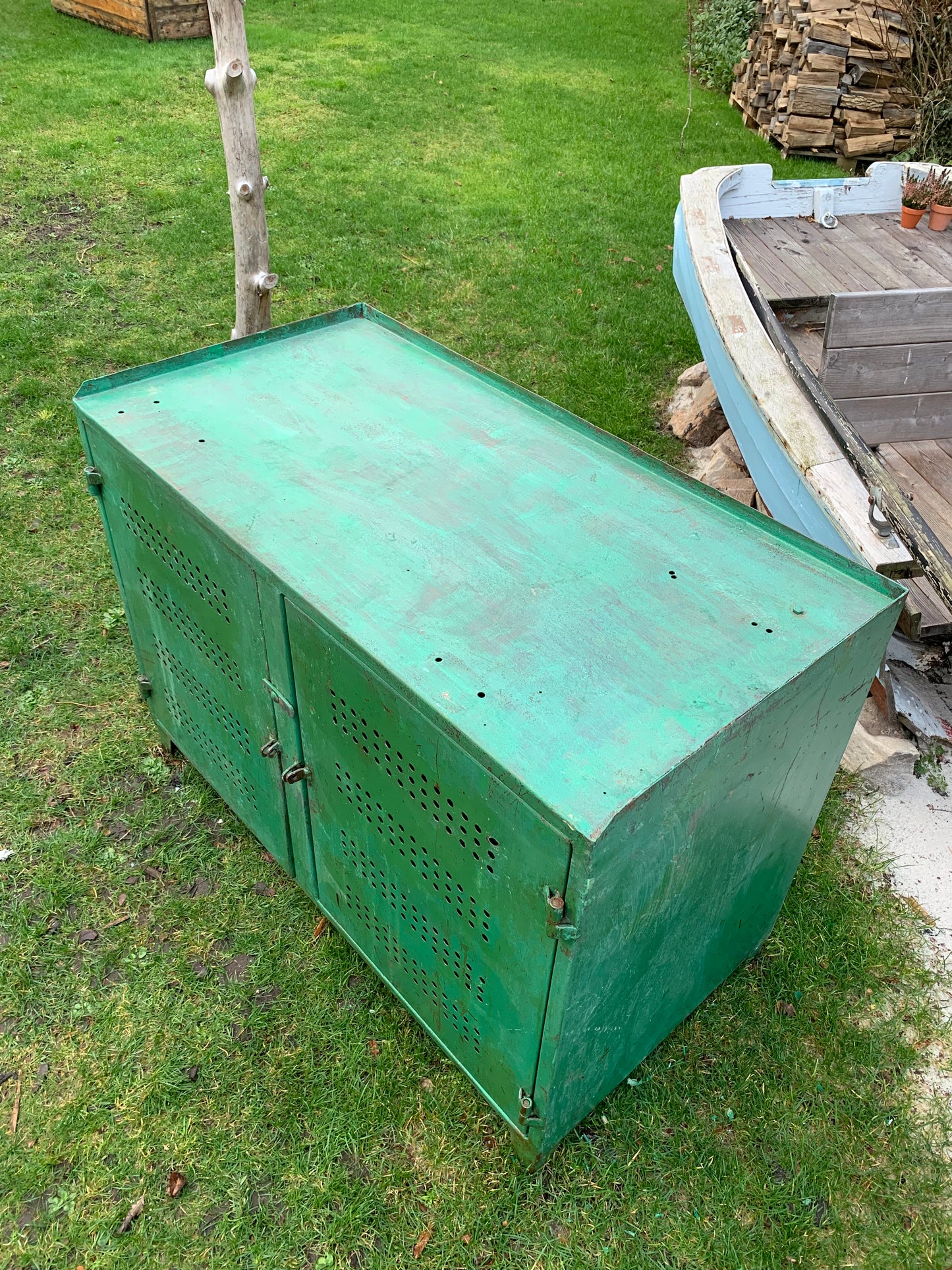 Schrank/Tisch aus grünem Metall mit viel rohem Charme