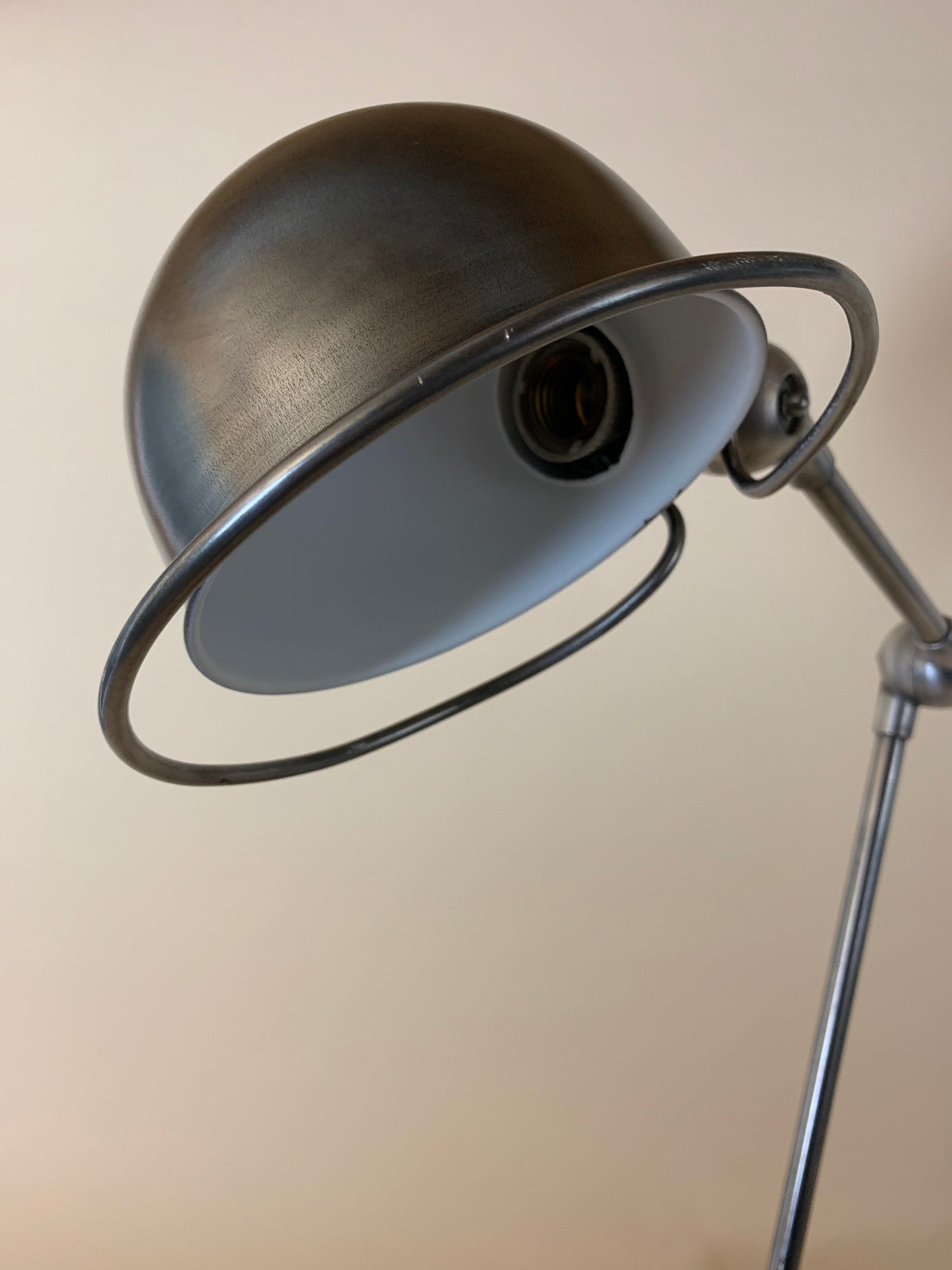 Jieldé Tischlampe mit zwei Armbeinen und Ein-/Ausschalter