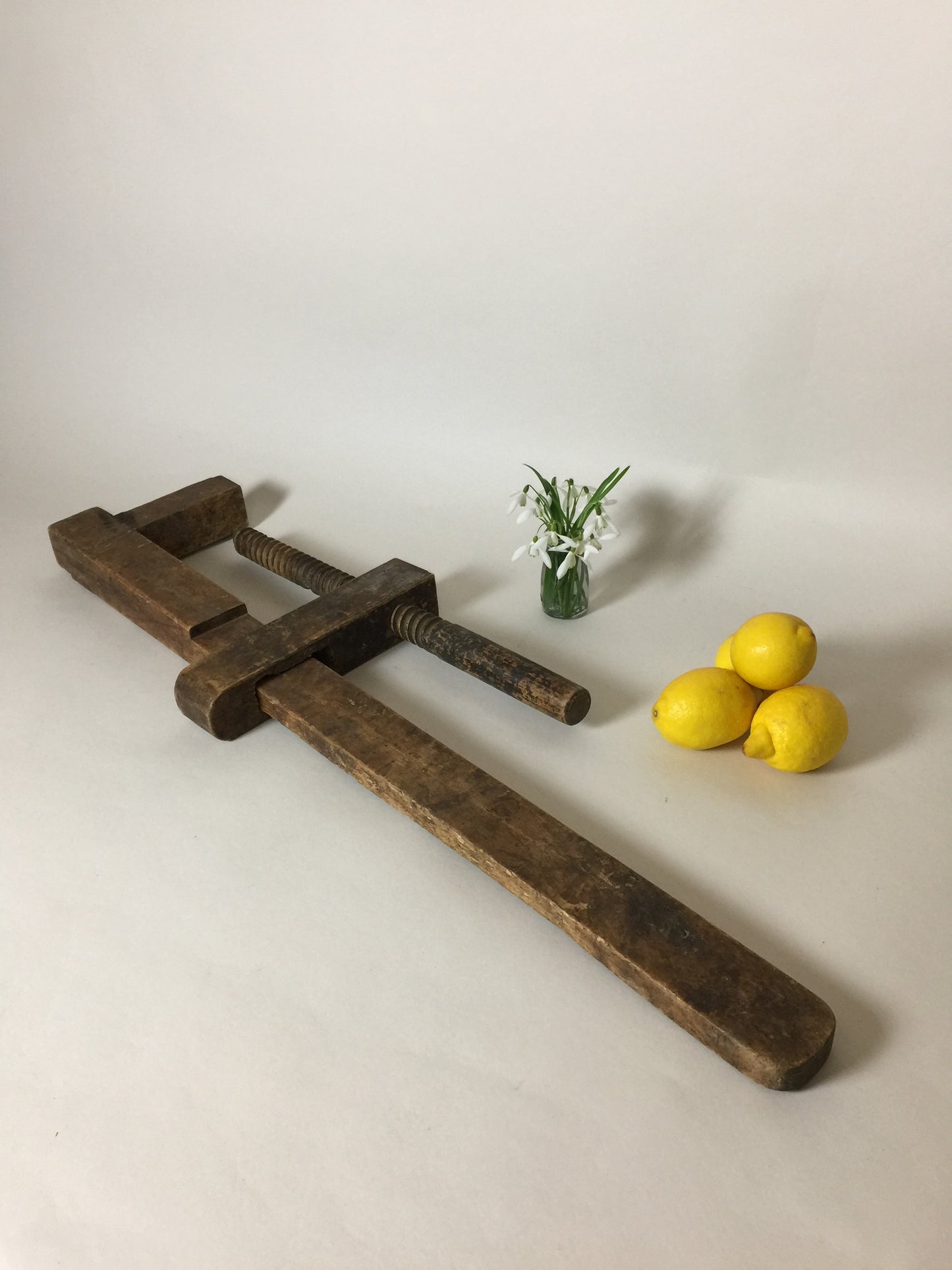 Große alte Schraubzwinge mit schöner Patina