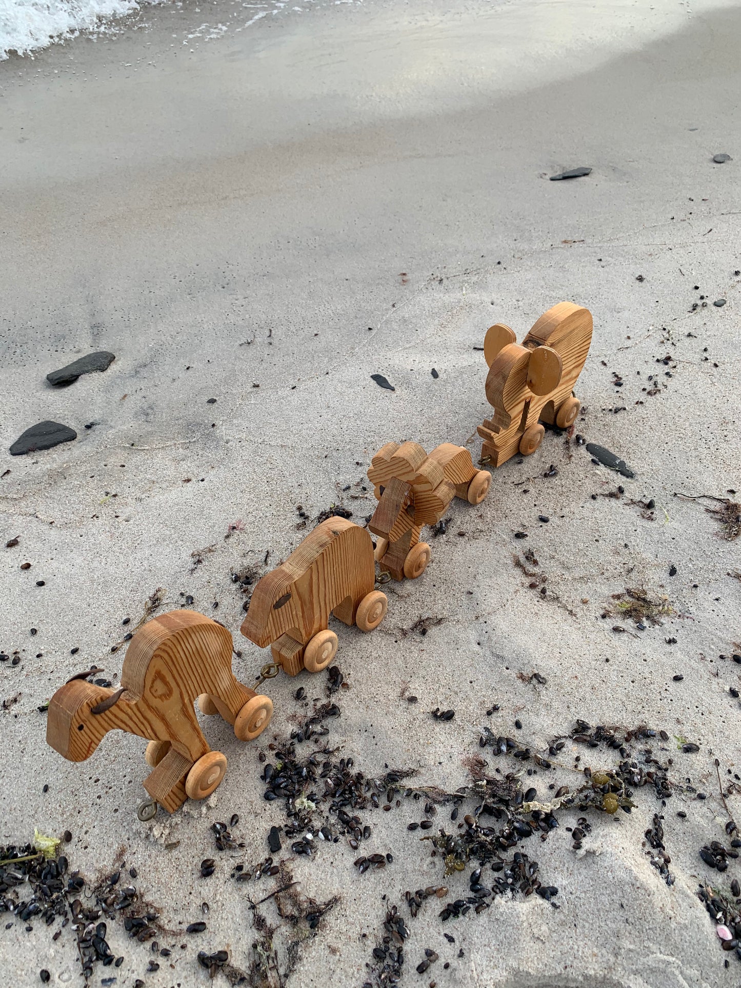 4 schöne Holztiere