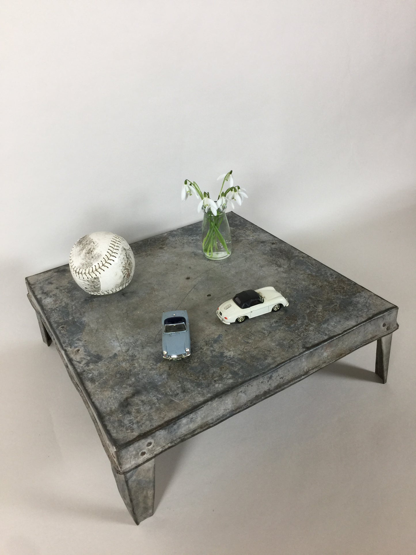 Niedriger Tabletttisch oder Pflanzentisch.... Sie entscheiden
