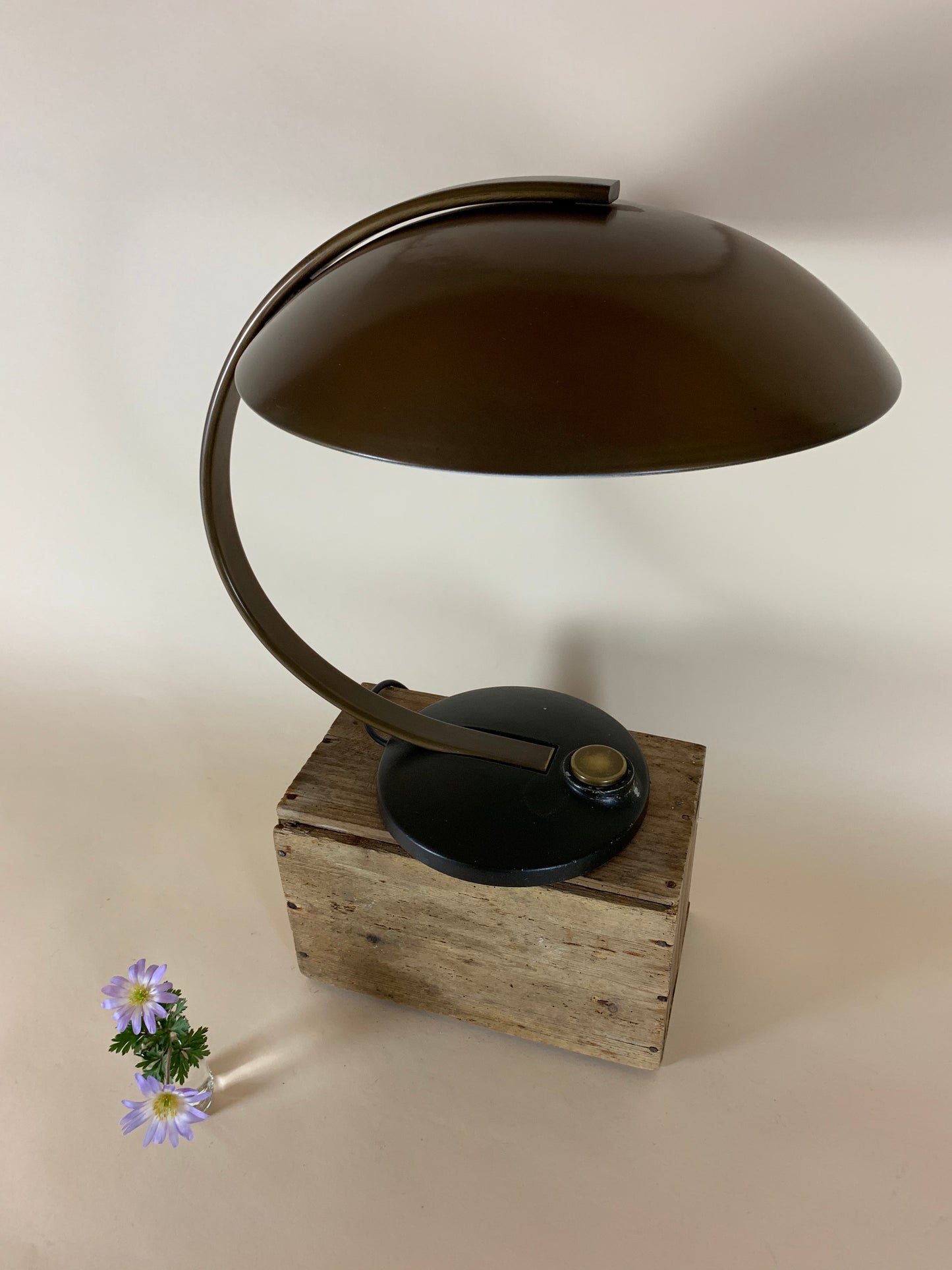 Egon Hillebrand Messinglampe mit schwarzem Fuß