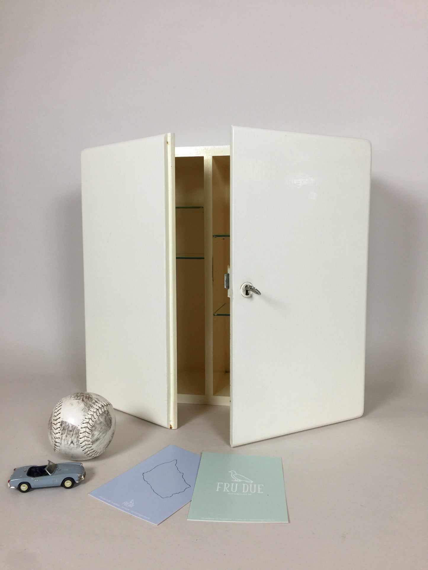 Schöner Medizinschrank mit zwei Türen