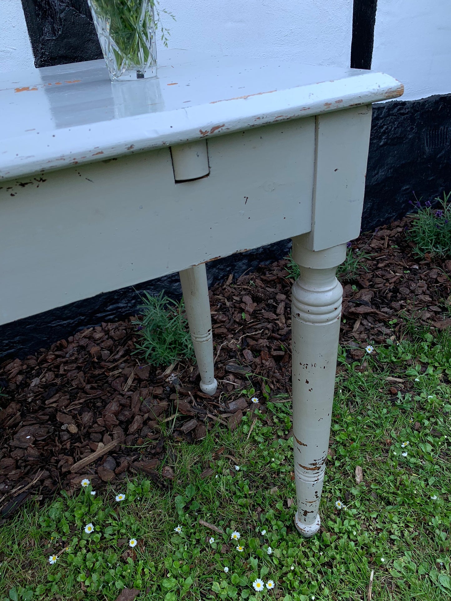 Alter Tisch mit Patina
