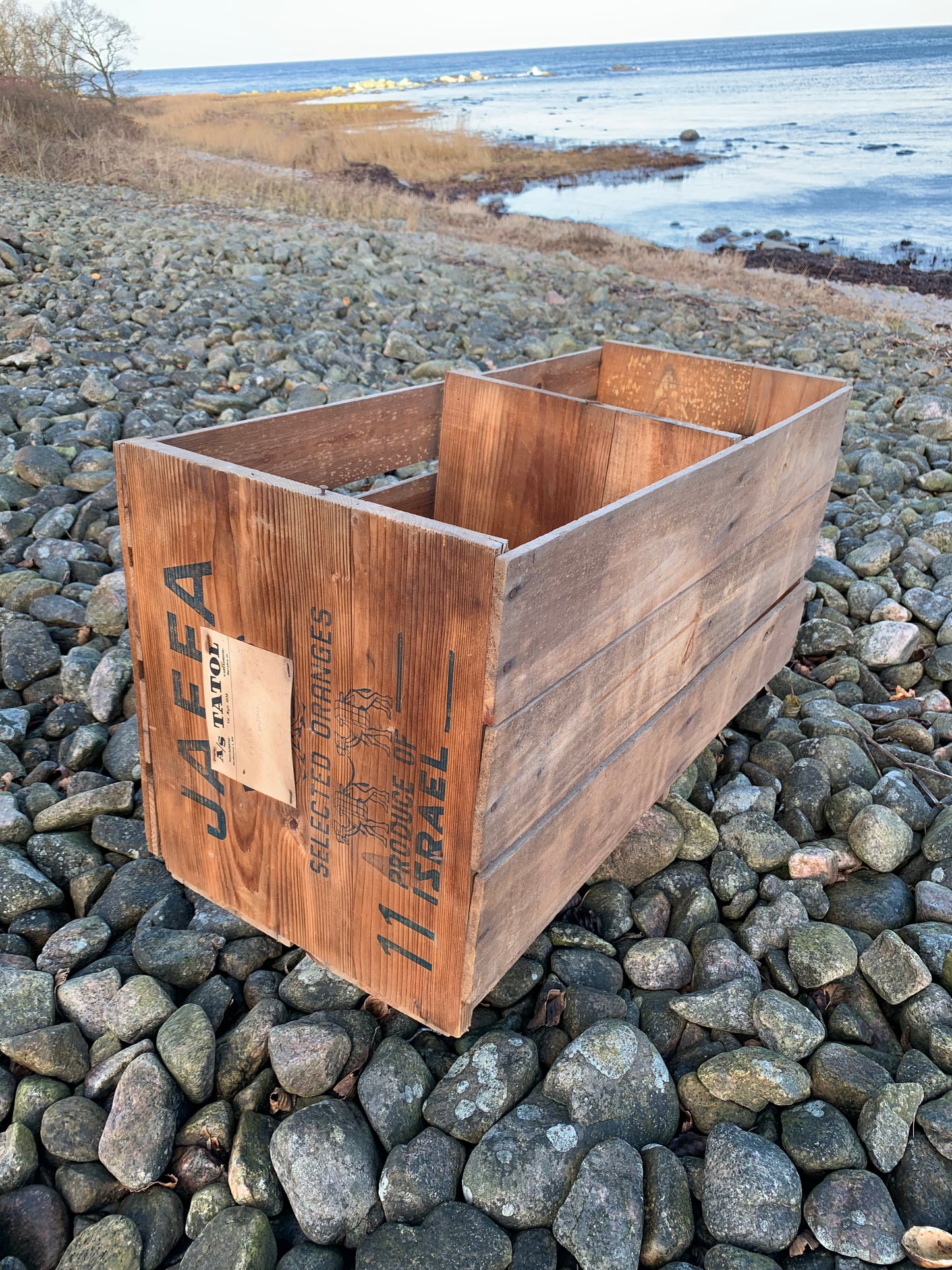 Alte Holzkiste mit "Tatol-Marke"