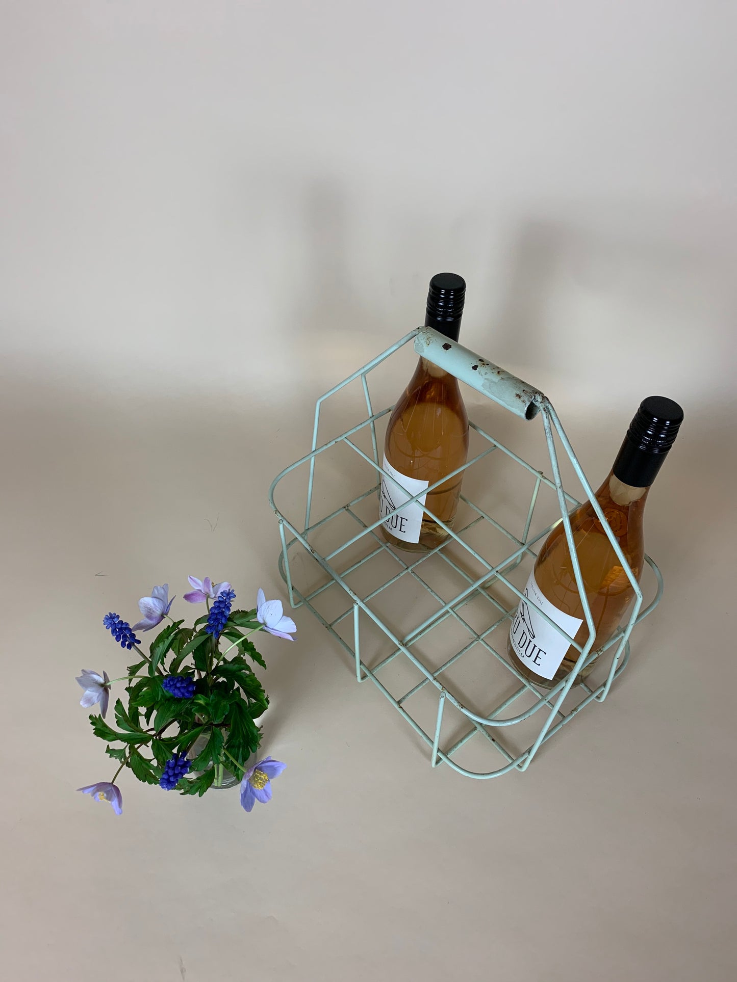 Pastellgrüner Flaschenhalter mit Patina