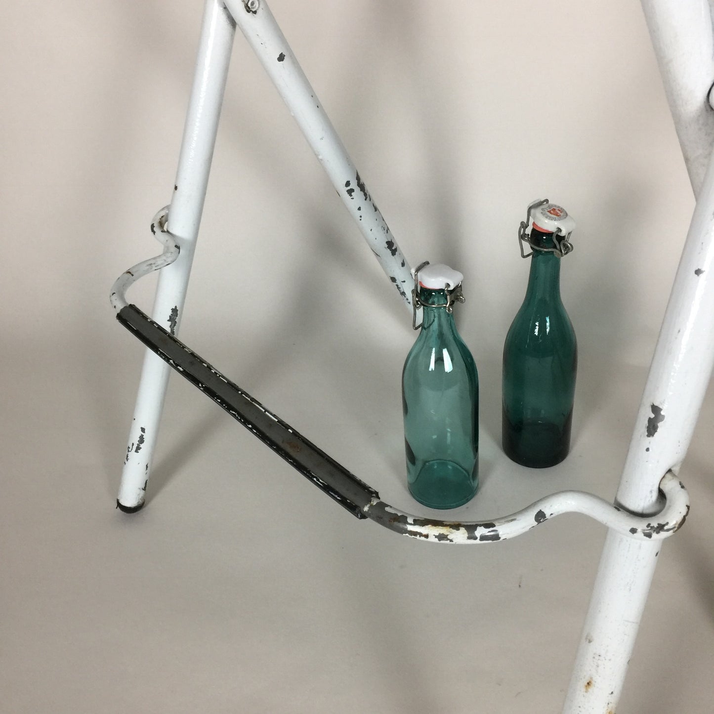 Barhocker mit viel köstlicher Patina (zusammen verkauft)