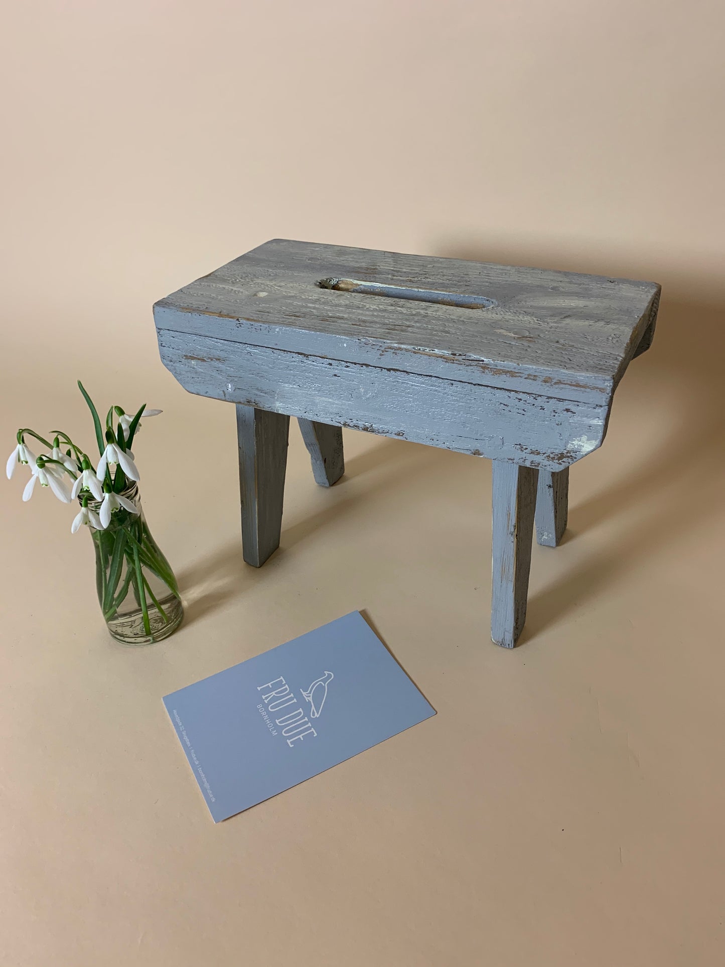 Schöner alter Hocker in Grau