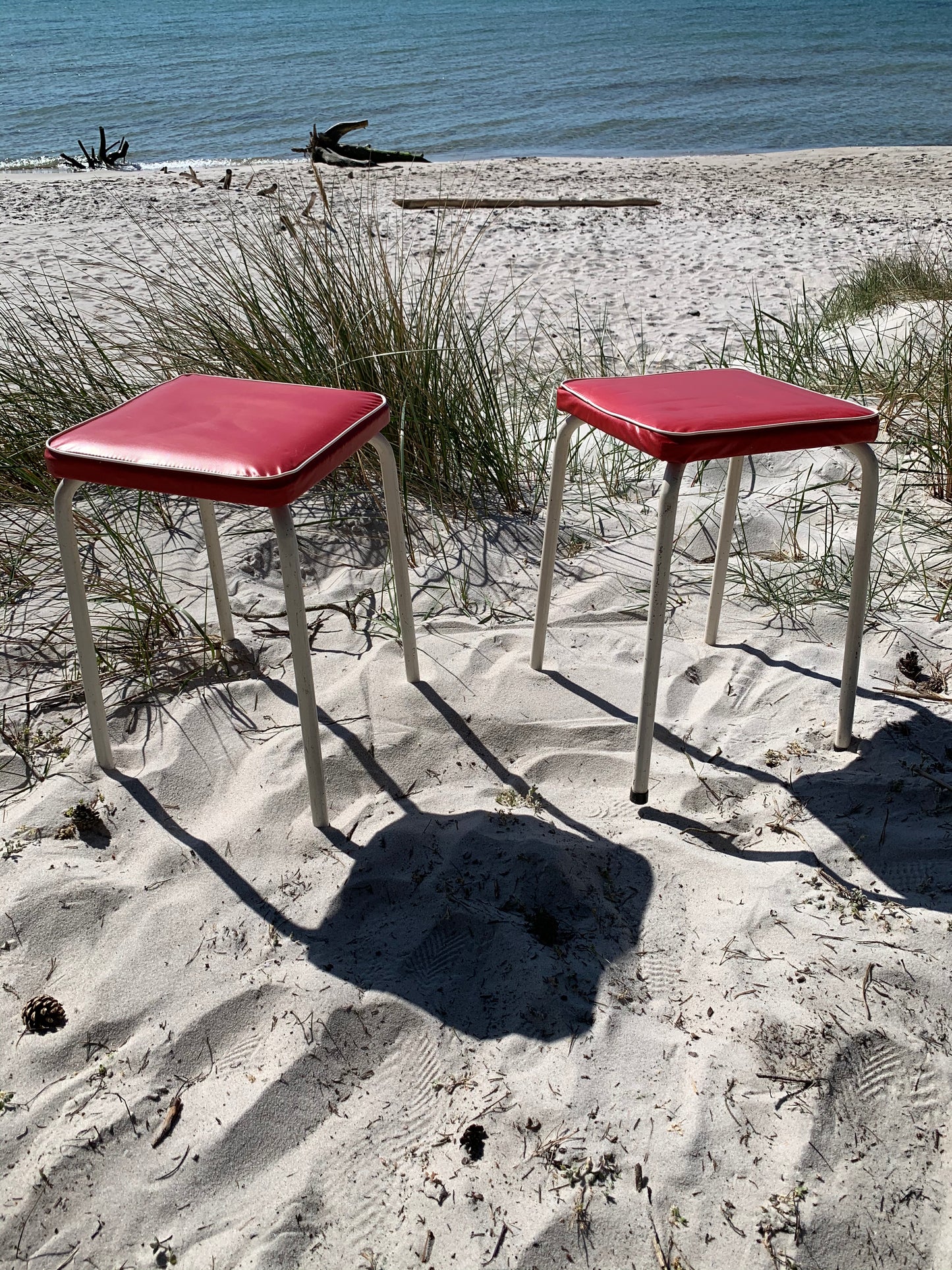 Schöner roter Retro Hocker - Der Preis gilt pro STCK.