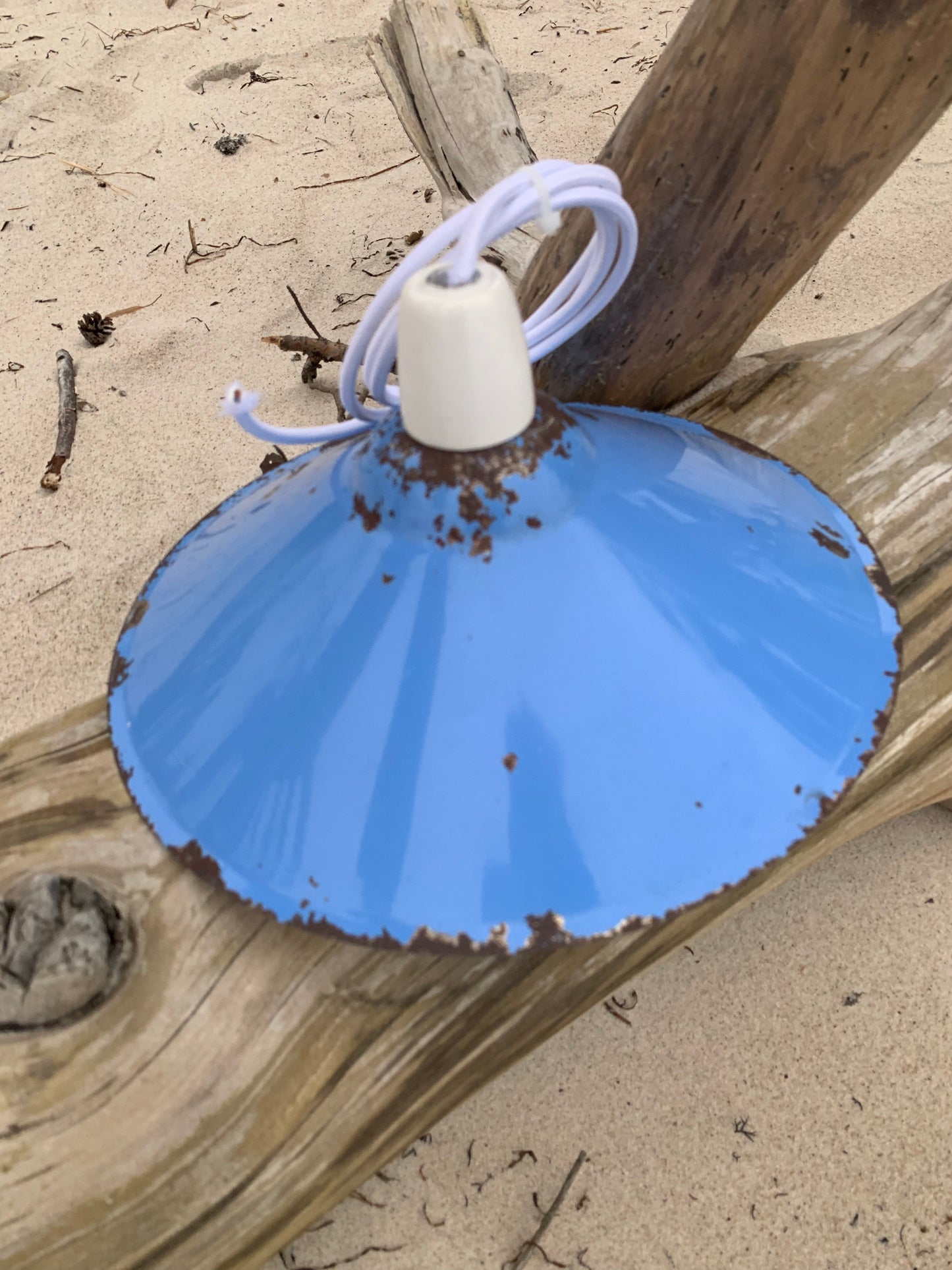 Lampe aus blauer Emaille