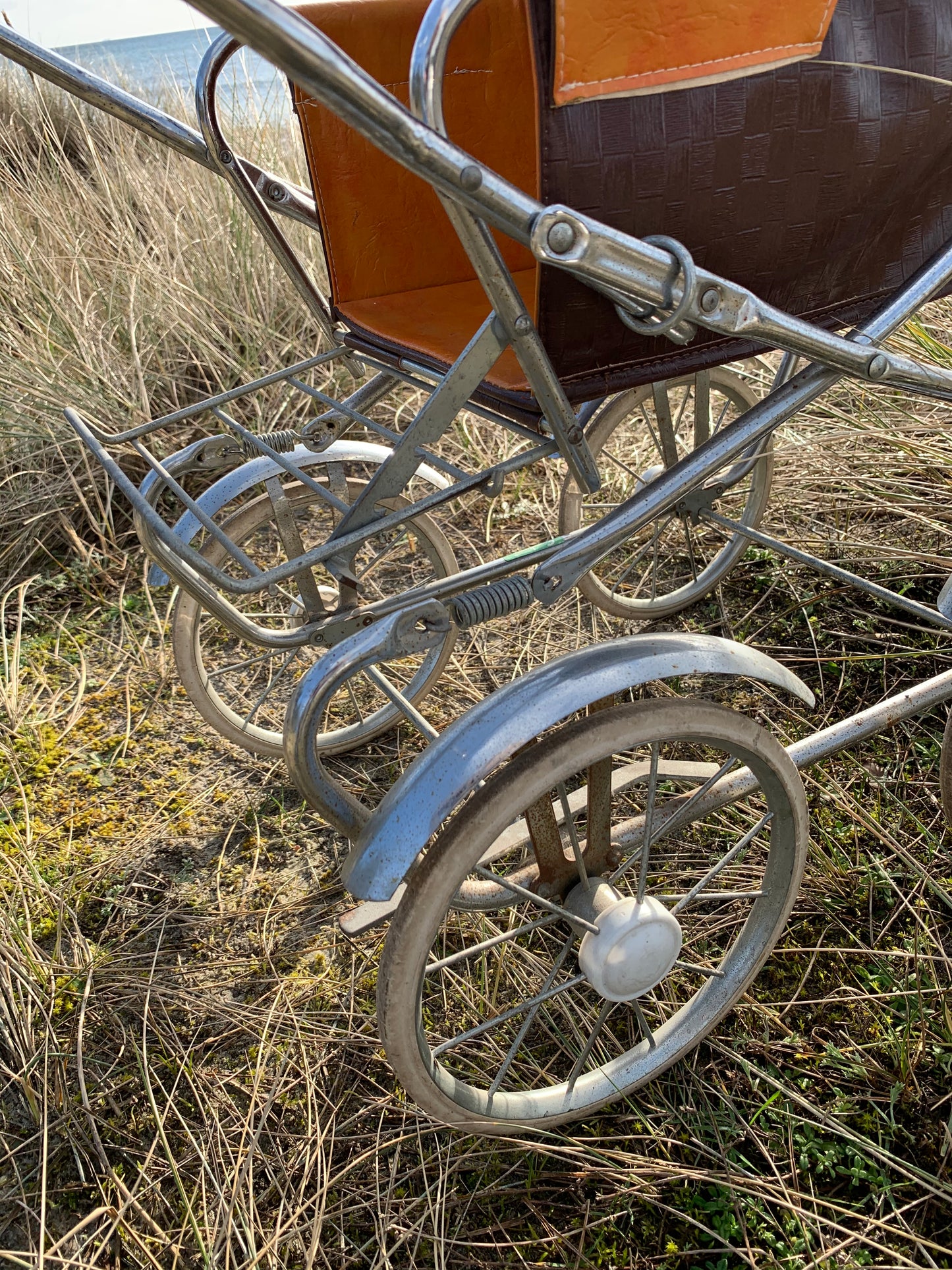 Brauner Kinderwagen für Puppen