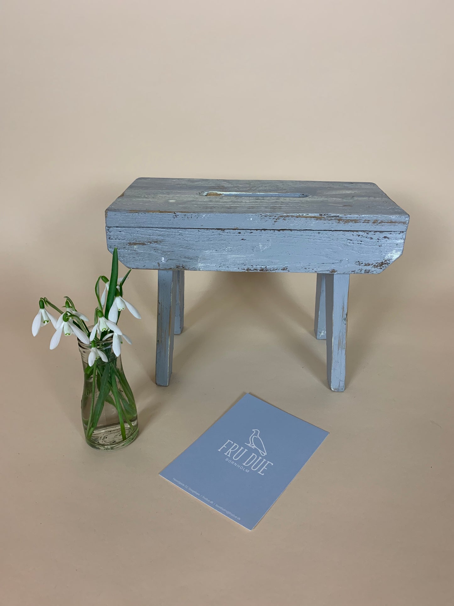 Schöner alter Hocker in Grau