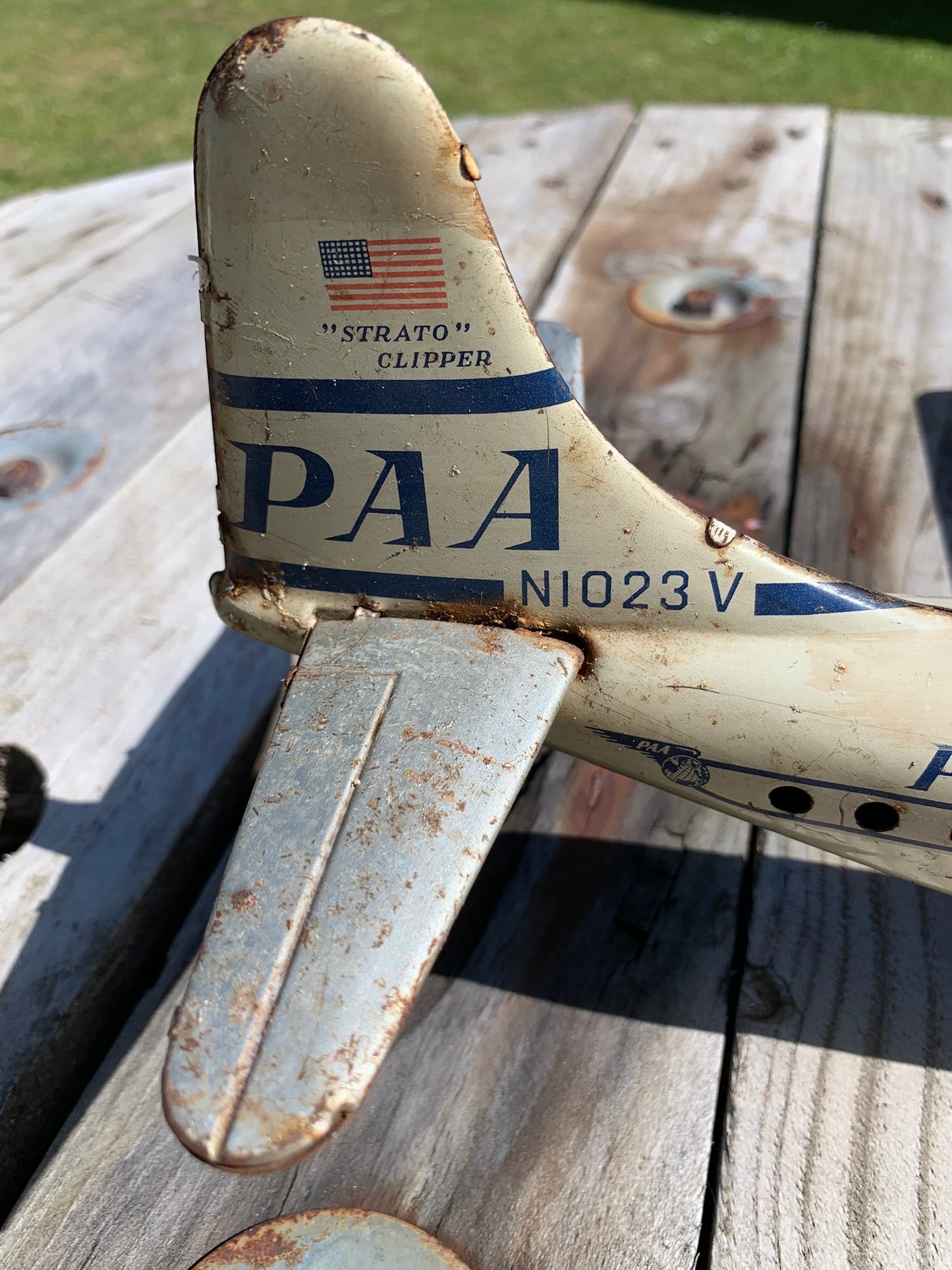 Altes Spielzeugflugzeug aus den 1950er Jahren