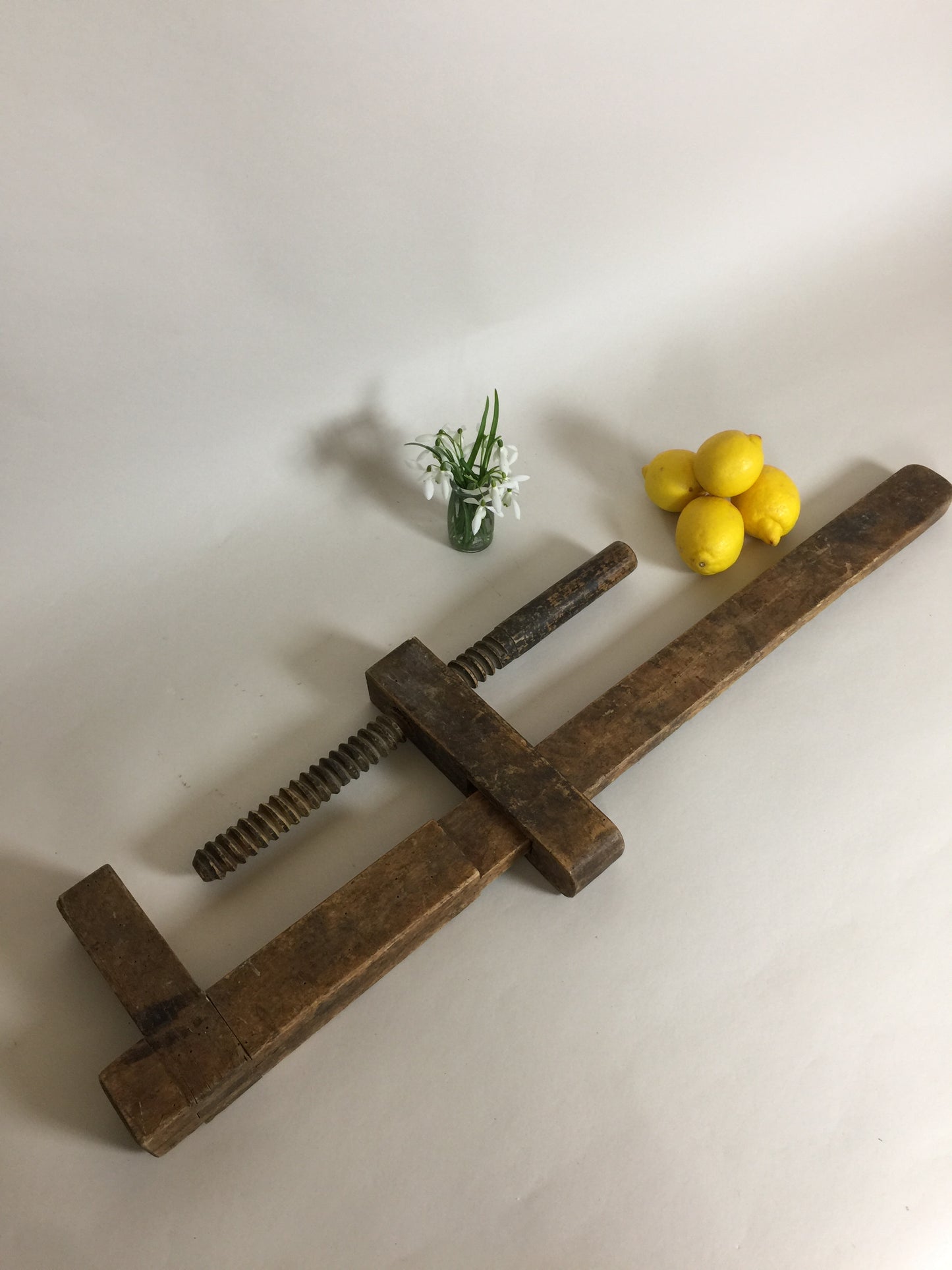 Große alte Schraubzwinge mit schöner Patina