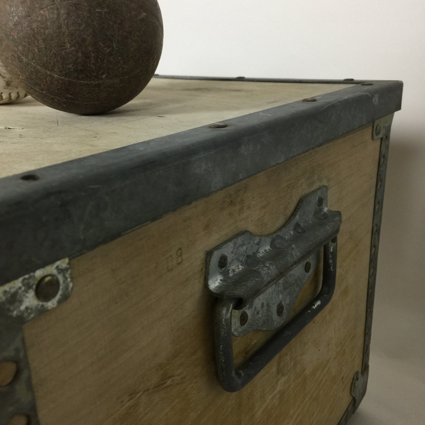 Schöne Box aus Furnier und Metall