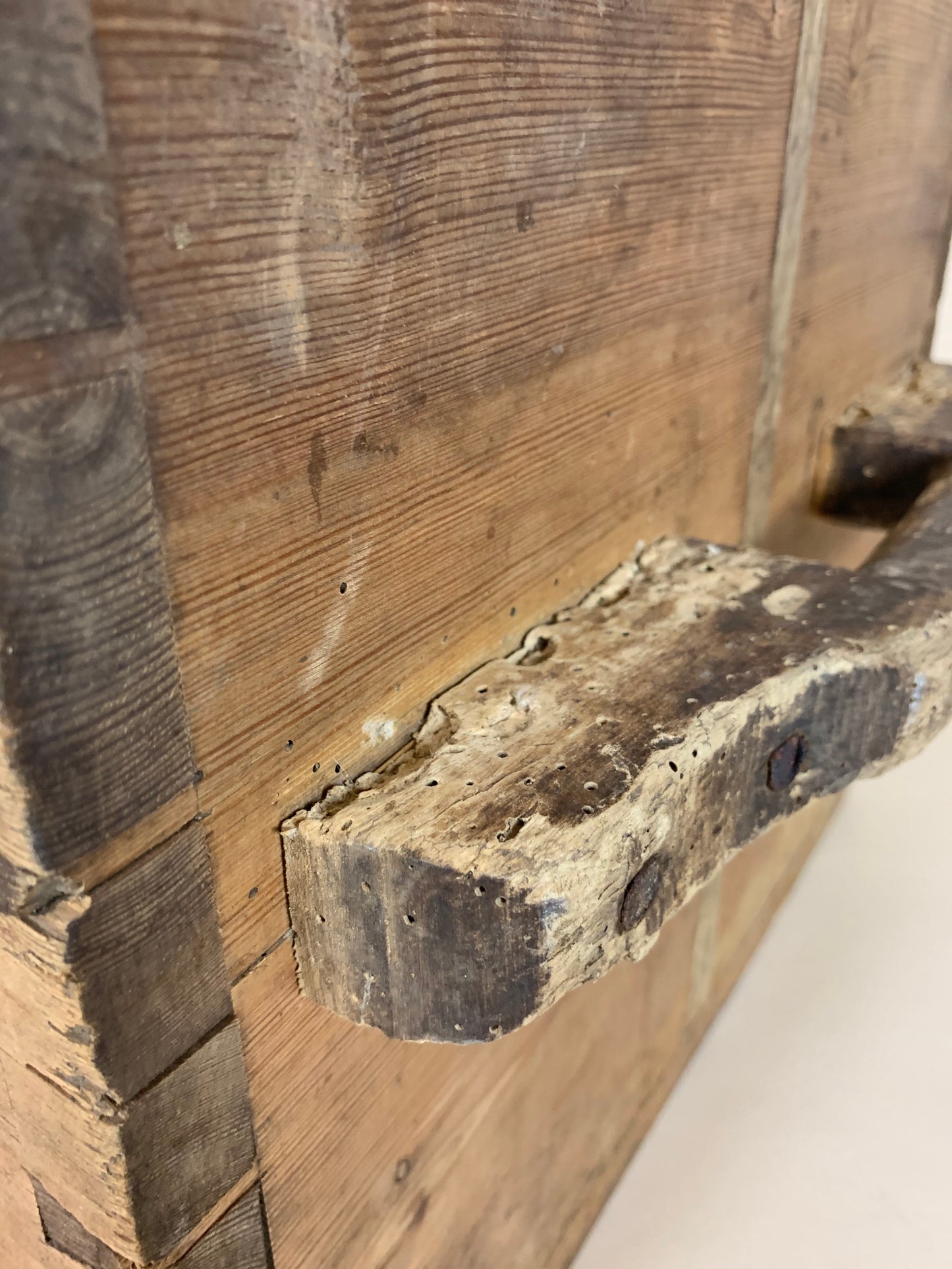 Schöne Holzkiste mit zwei Henkeln aus Bäckerei