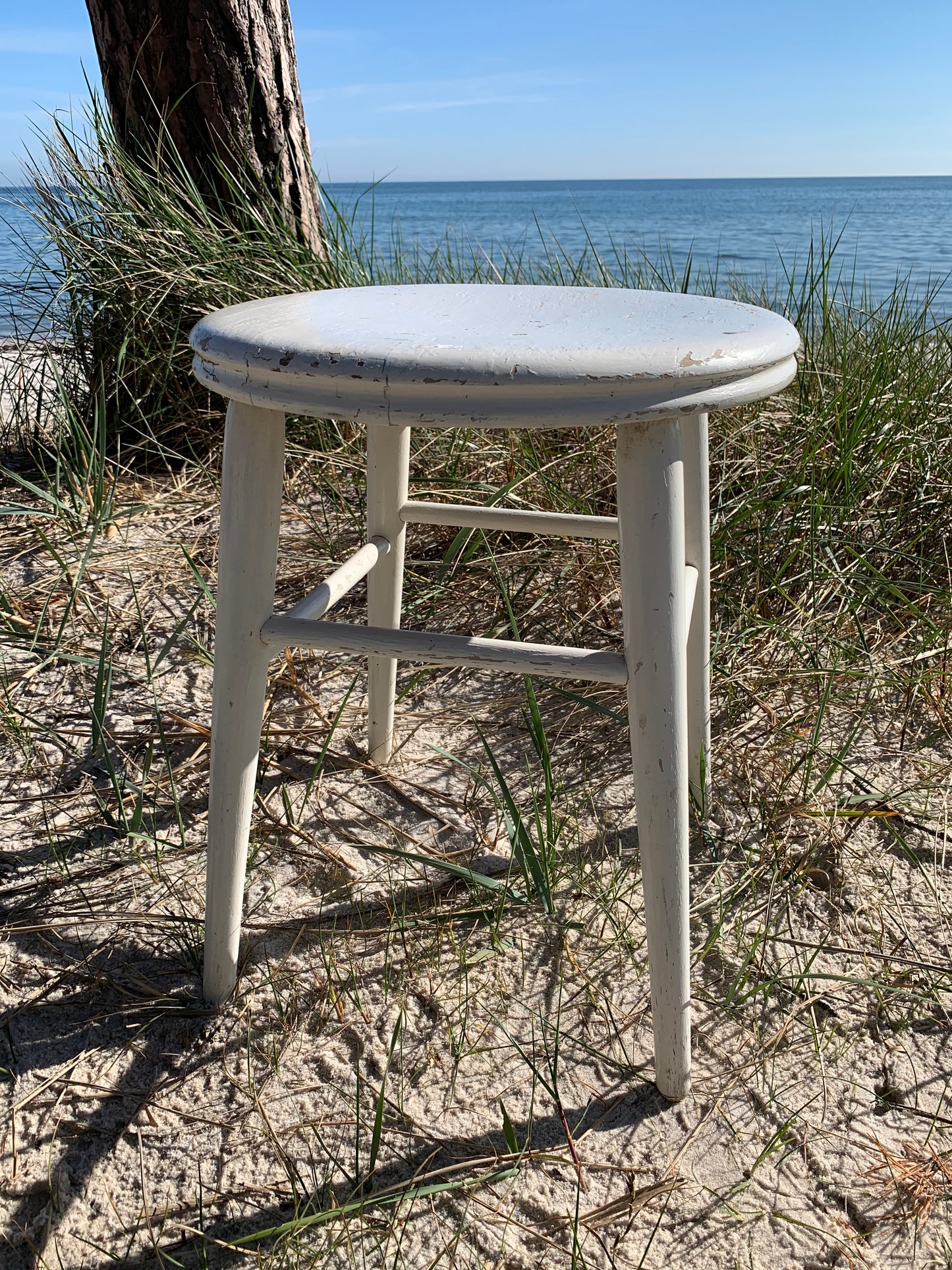 Schöner weißer Hocker