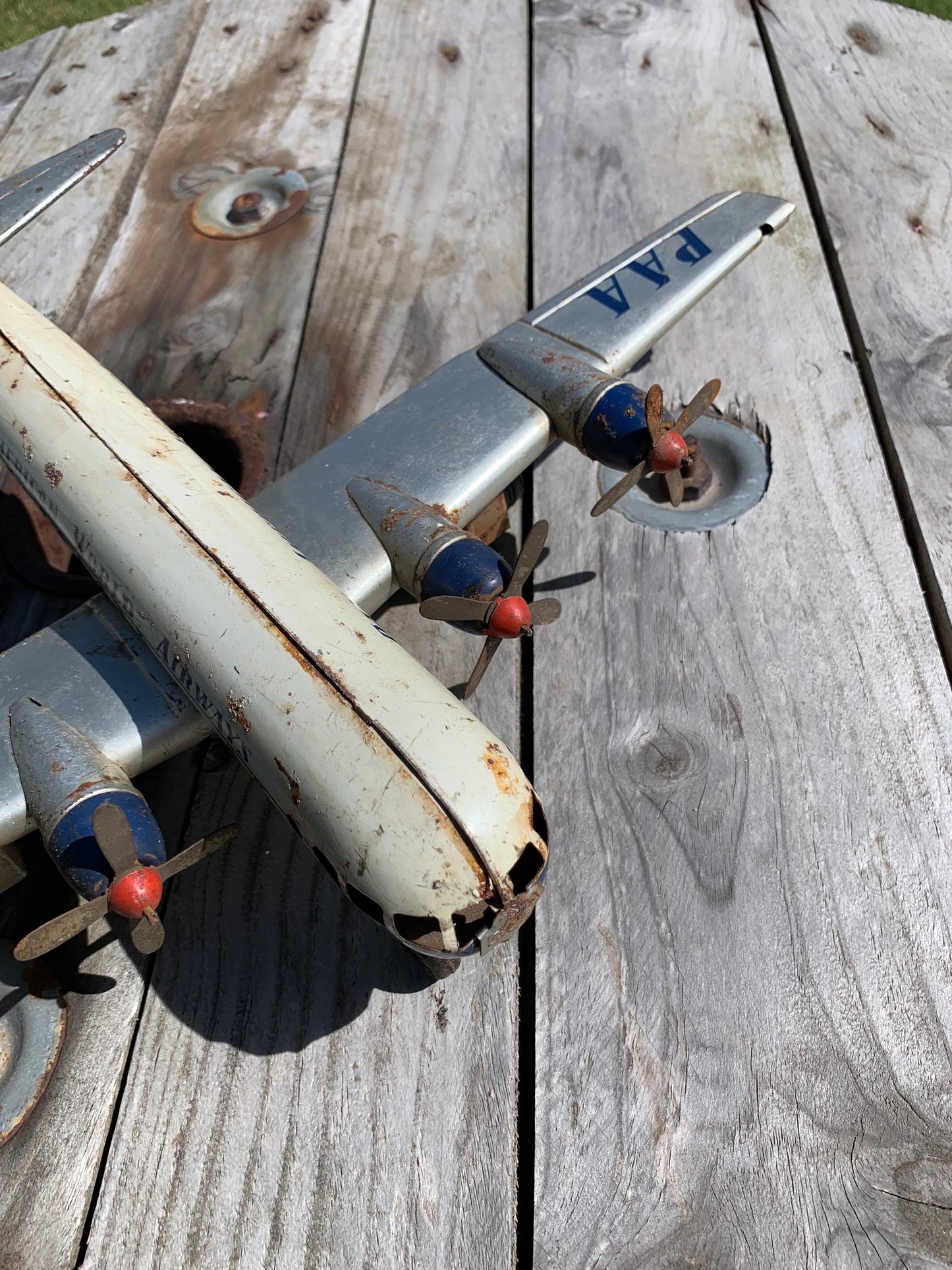 Altes Spielzeugflugzeug aus den 1950er Jahren