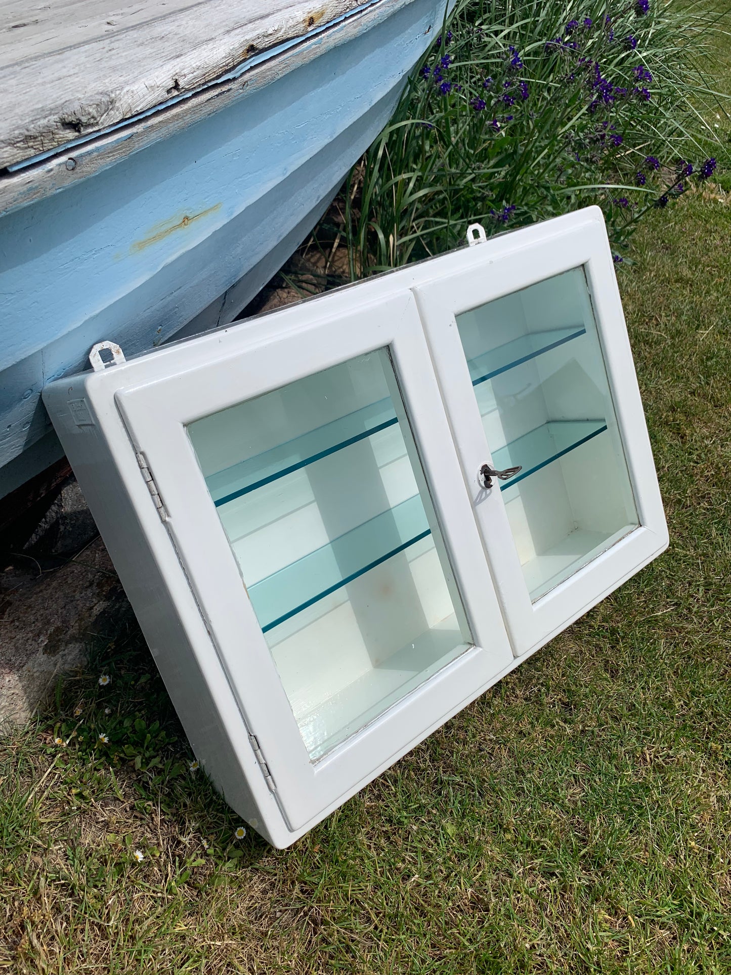 Vitrine mit Glastüren
