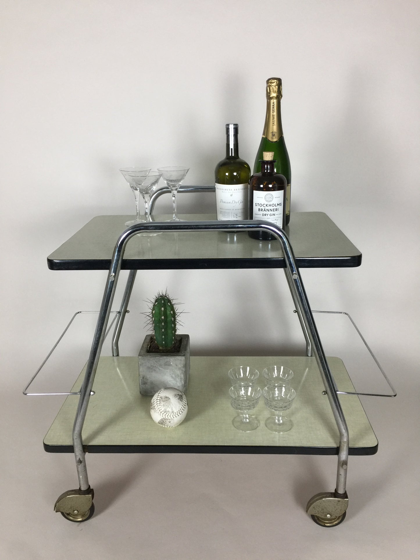 Schöner und origineller Bartisch oder Barwagen