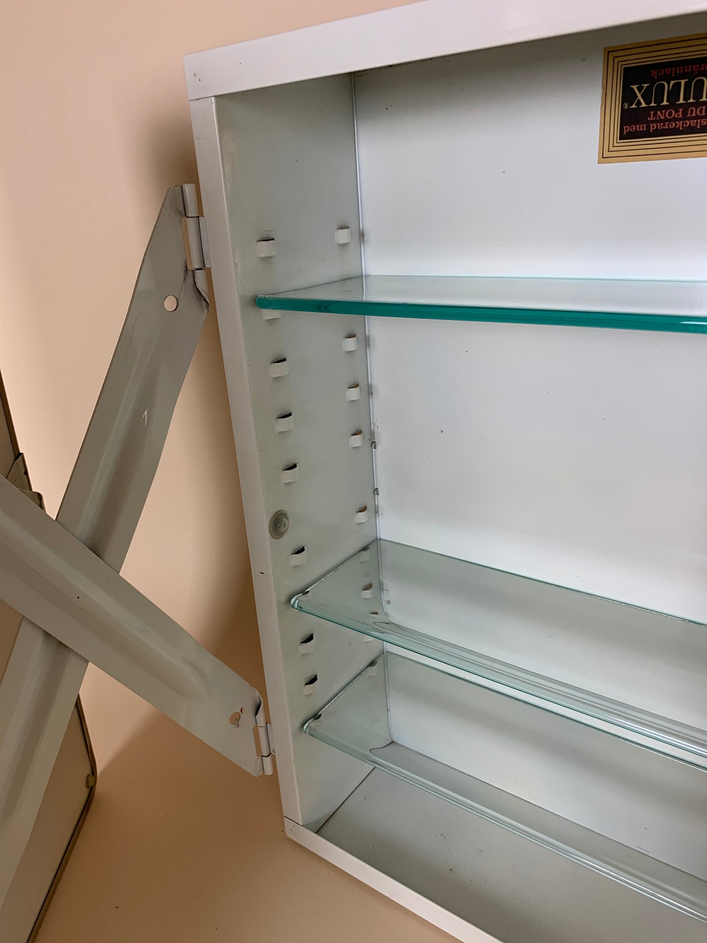 Medizinschrank im Rohstil mit Spiegel