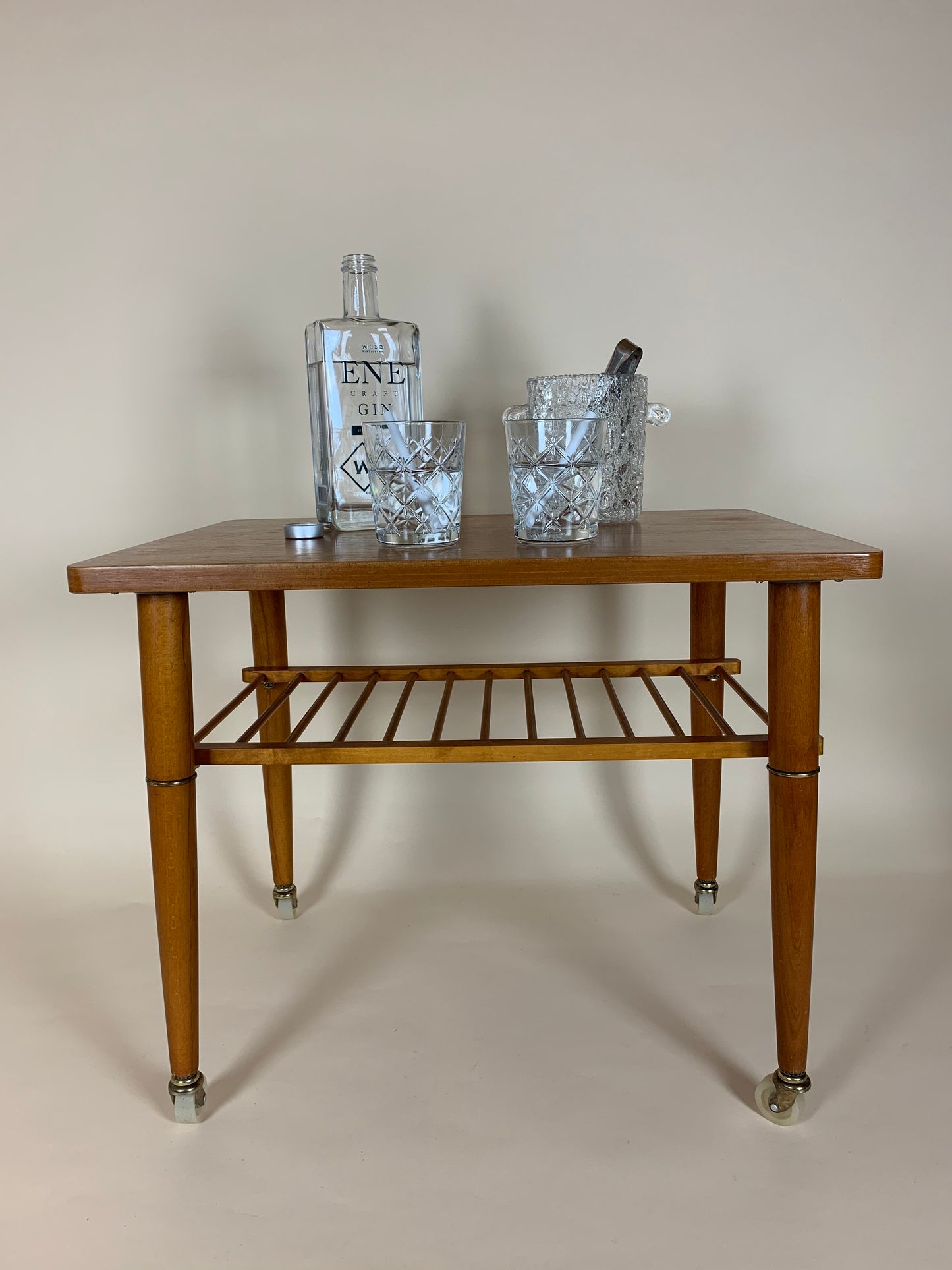 Teaktisch auf Rädern mit Kistenregal