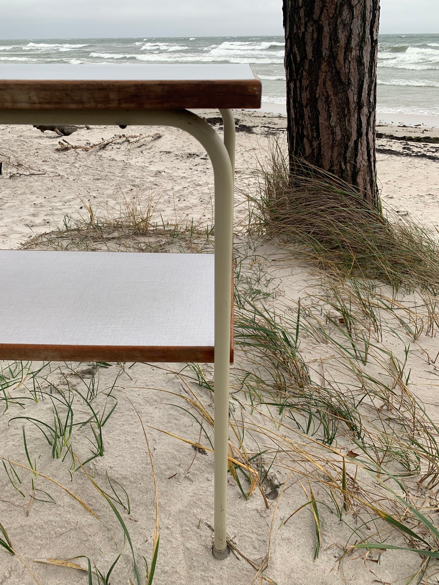 Tisch mit Regal