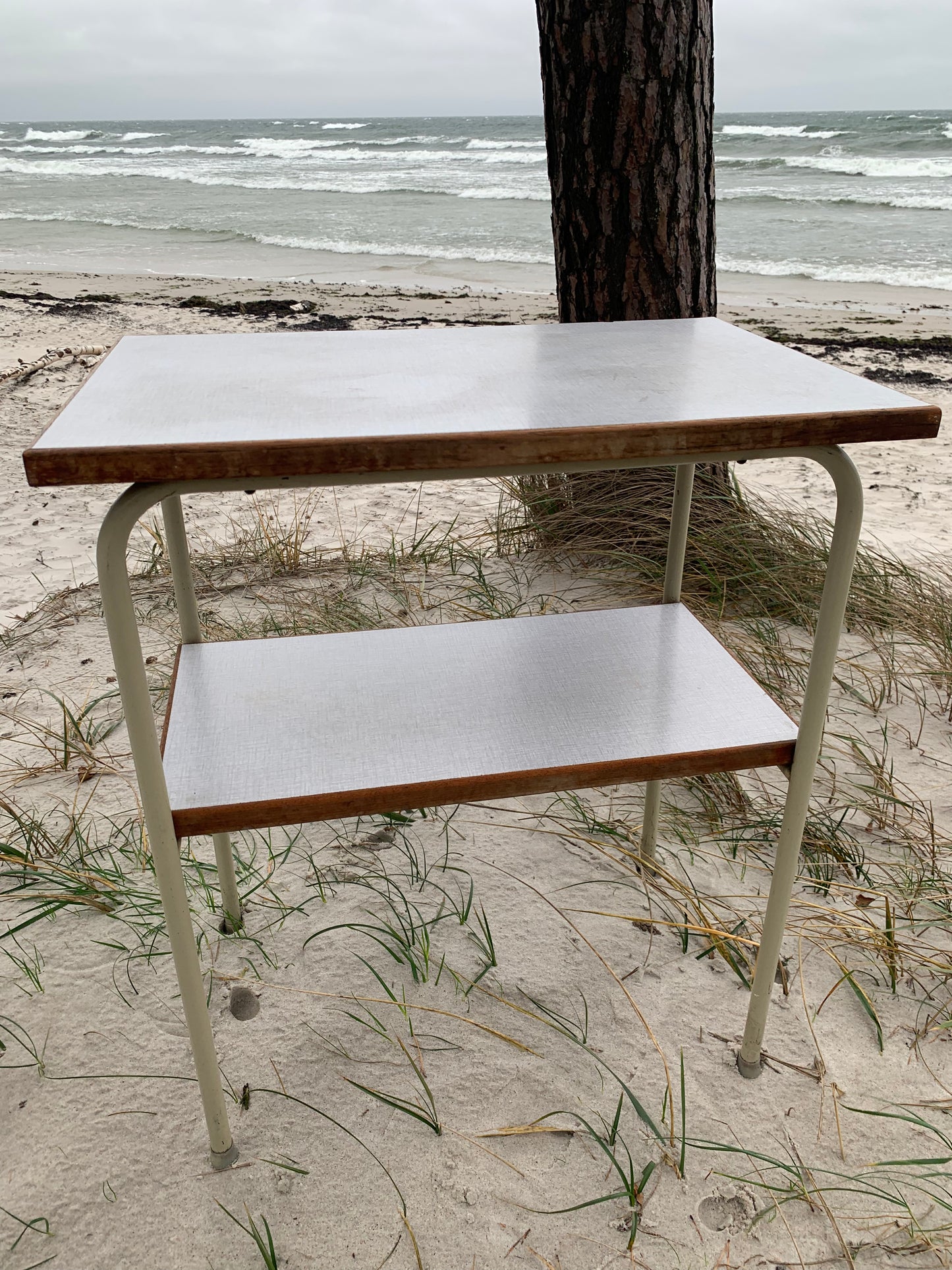Tisch mit Regal
