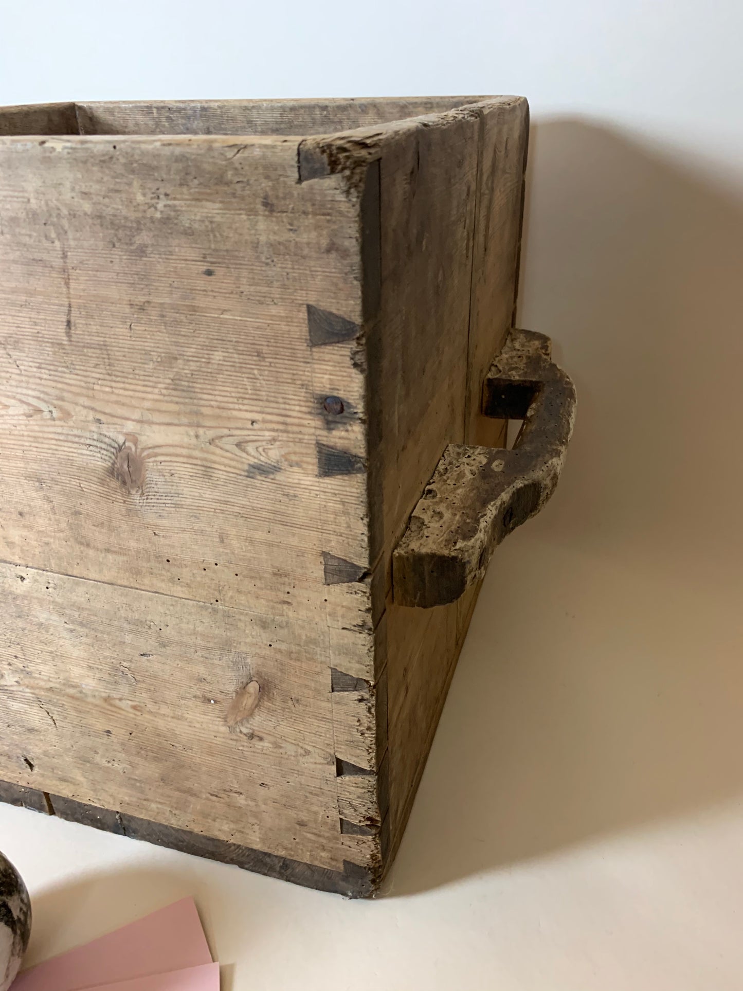 Schöne Holzkiste mit zwei Henkeln aus Bäckerei