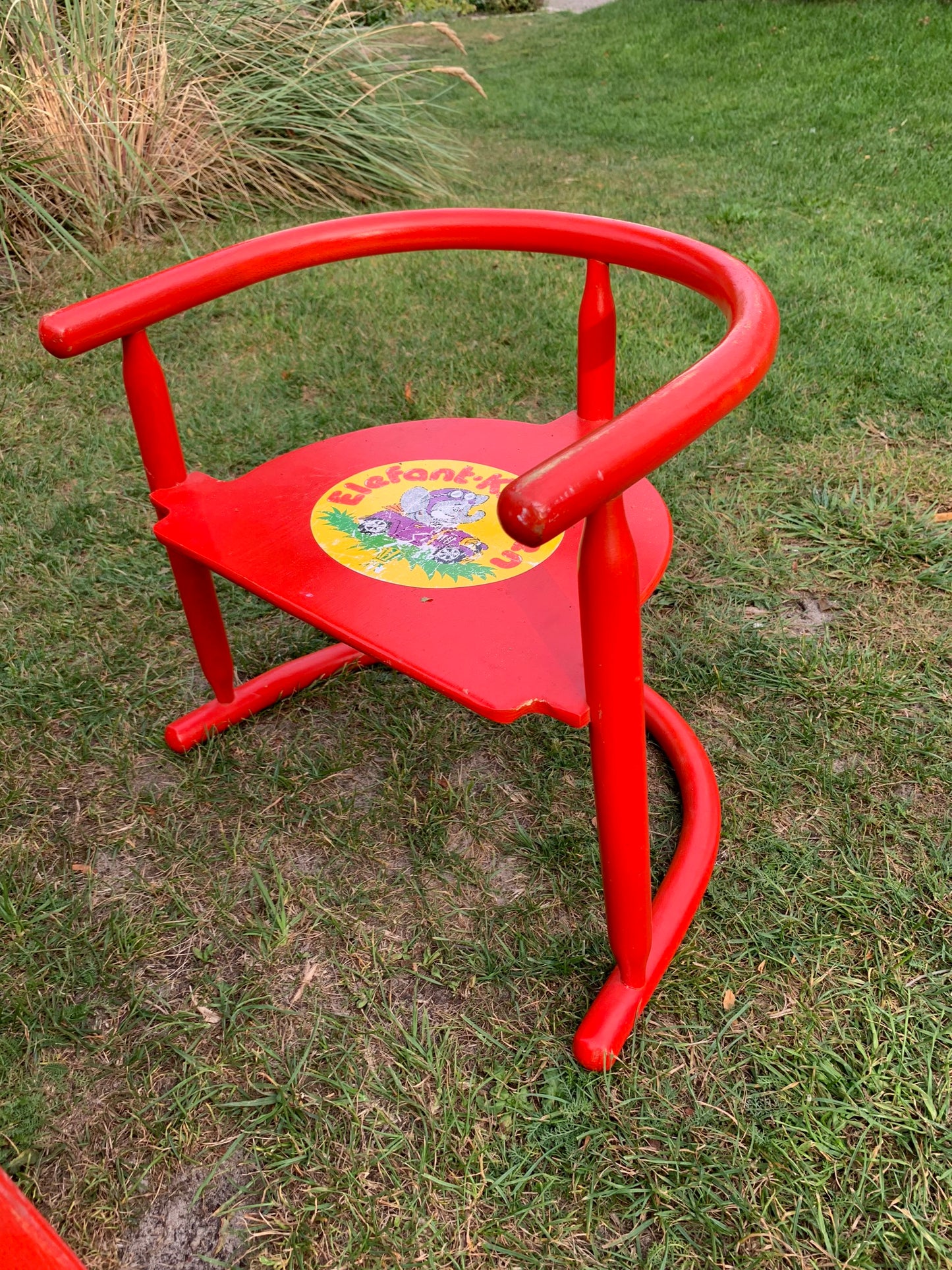 Kindertisch mit zwei Stühlen