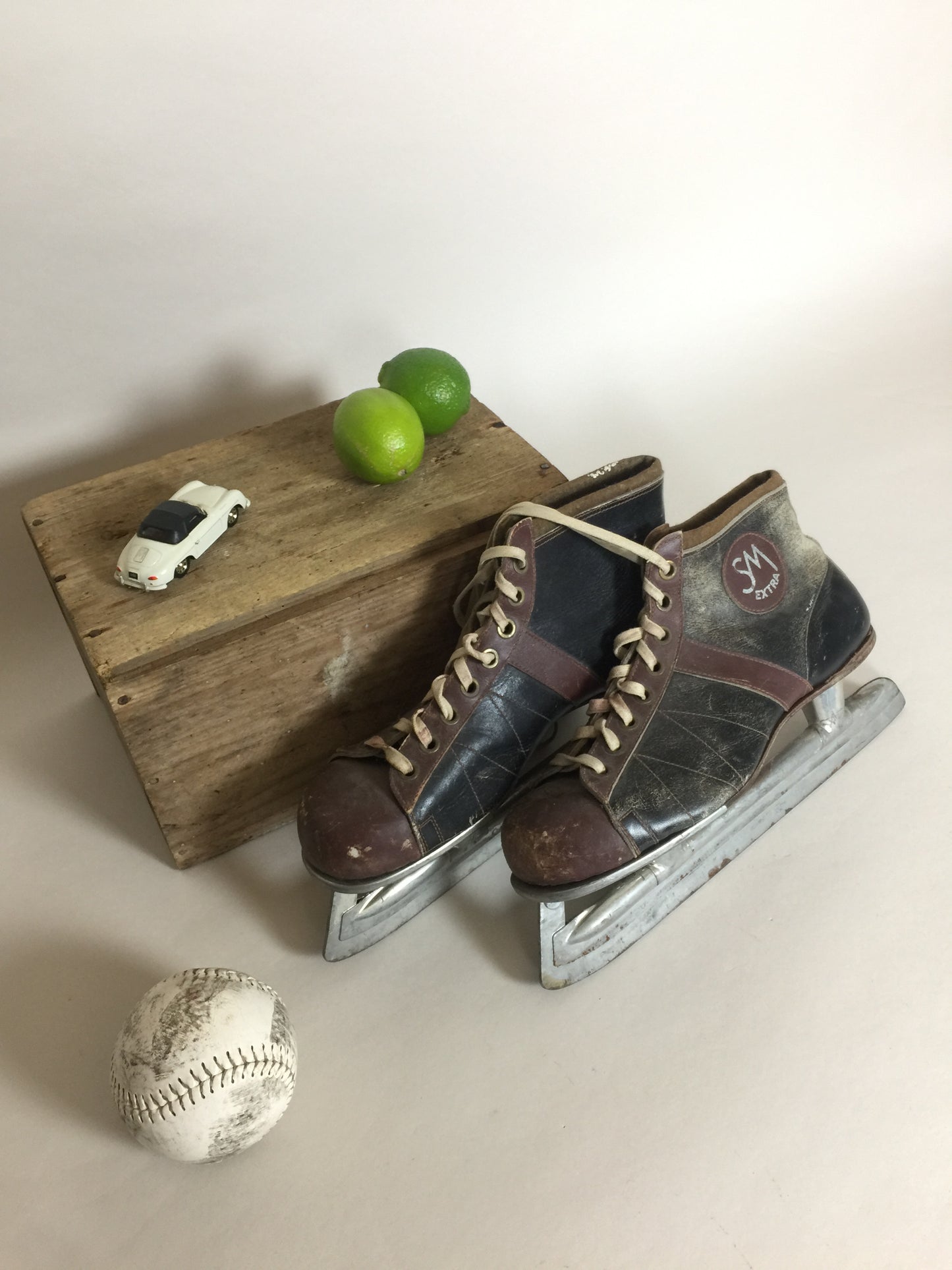 Schöne, rohe und dekorative alte Schlittschuhe
