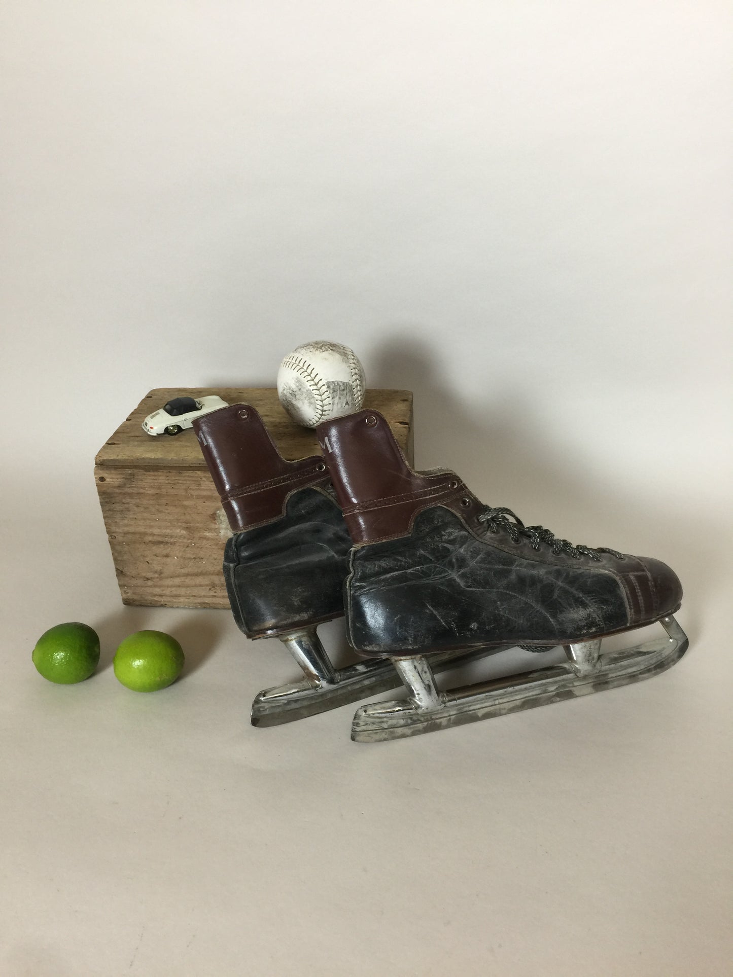 Lustige und dekorative alte Schlittschuhe