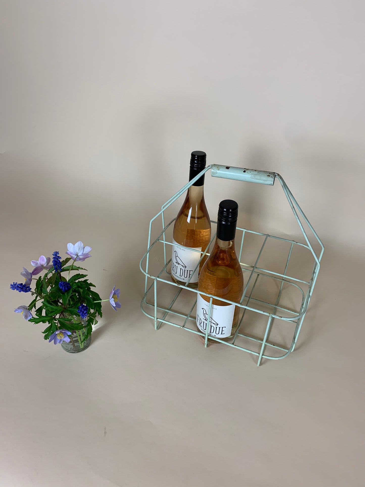 Pastellgrüner Flaschenhalter mit Patina