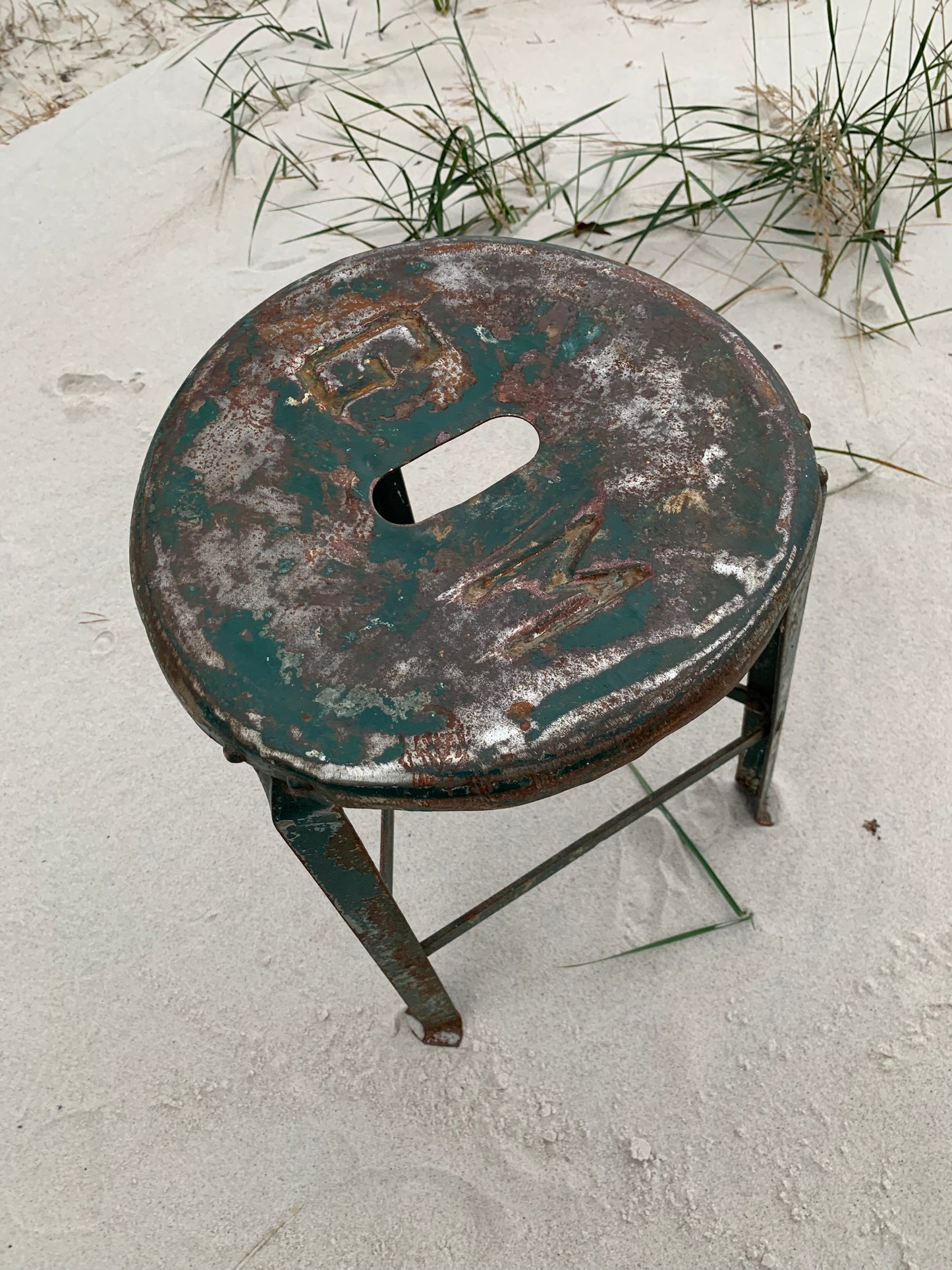 Roher industrieller Hocker