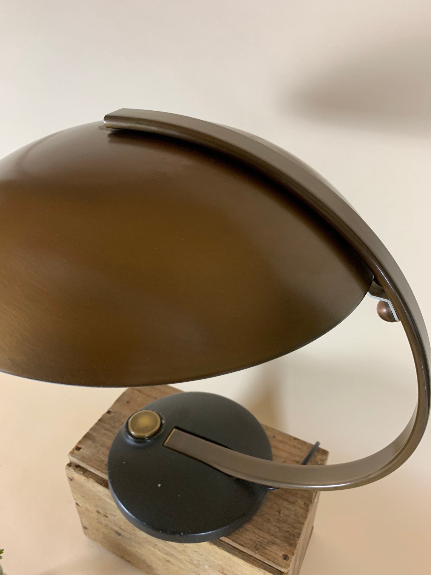 Egon Hillebrand Messinglampe mit schwarzem Fuß