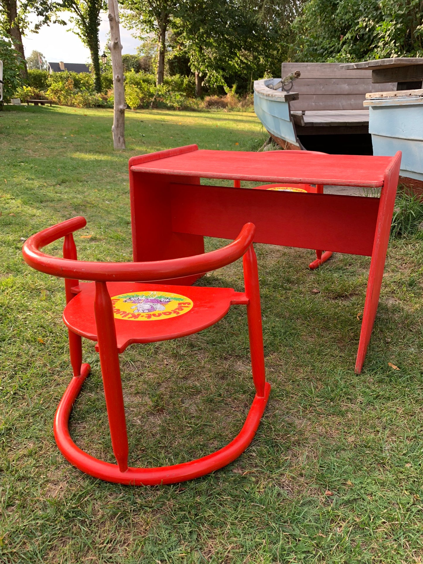 Kindertisch mit zwei Stühlen