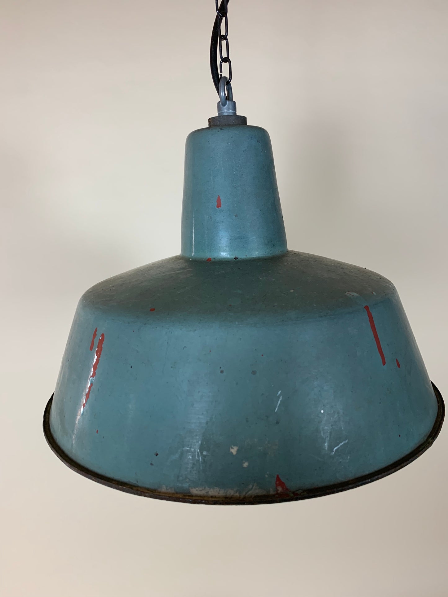 Lampe in staubigem Blau mit viel Patina