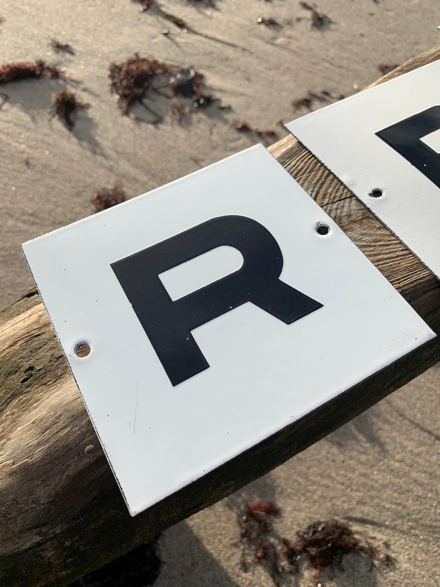 Emailleschild mit Buchstabe R