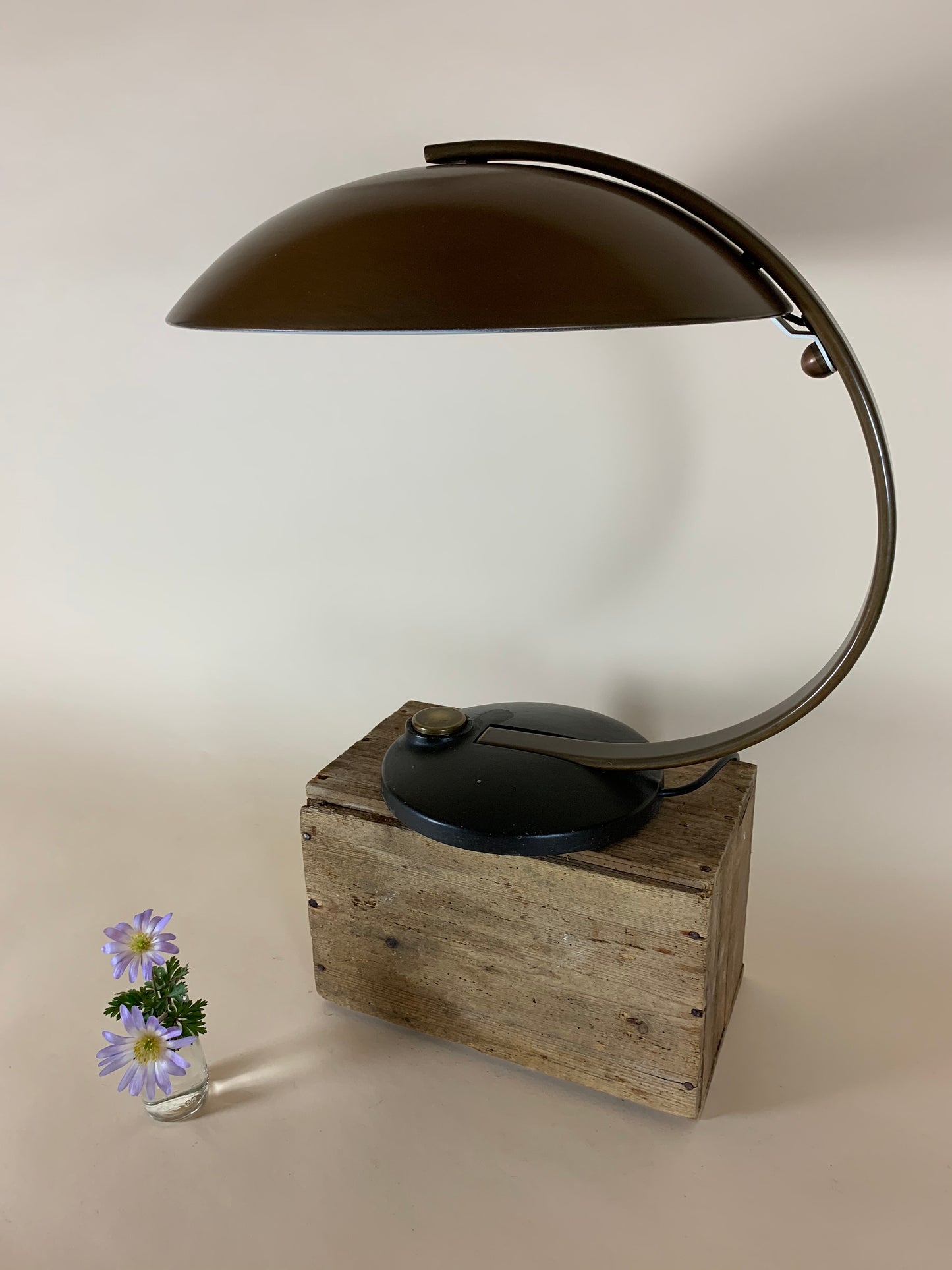 Egon Hillebrand Messinglampe mit schwarzem Fuß