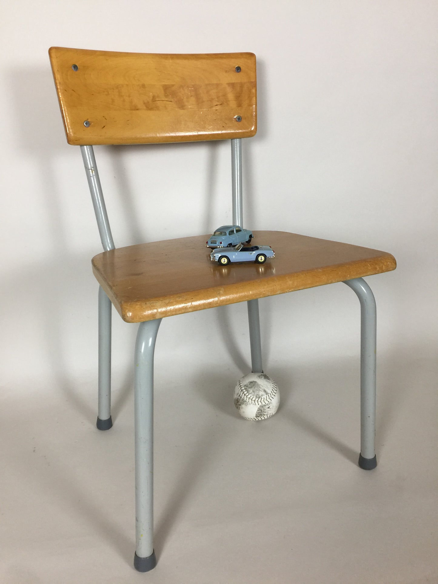 Schöner industrieller Kinderstuhl